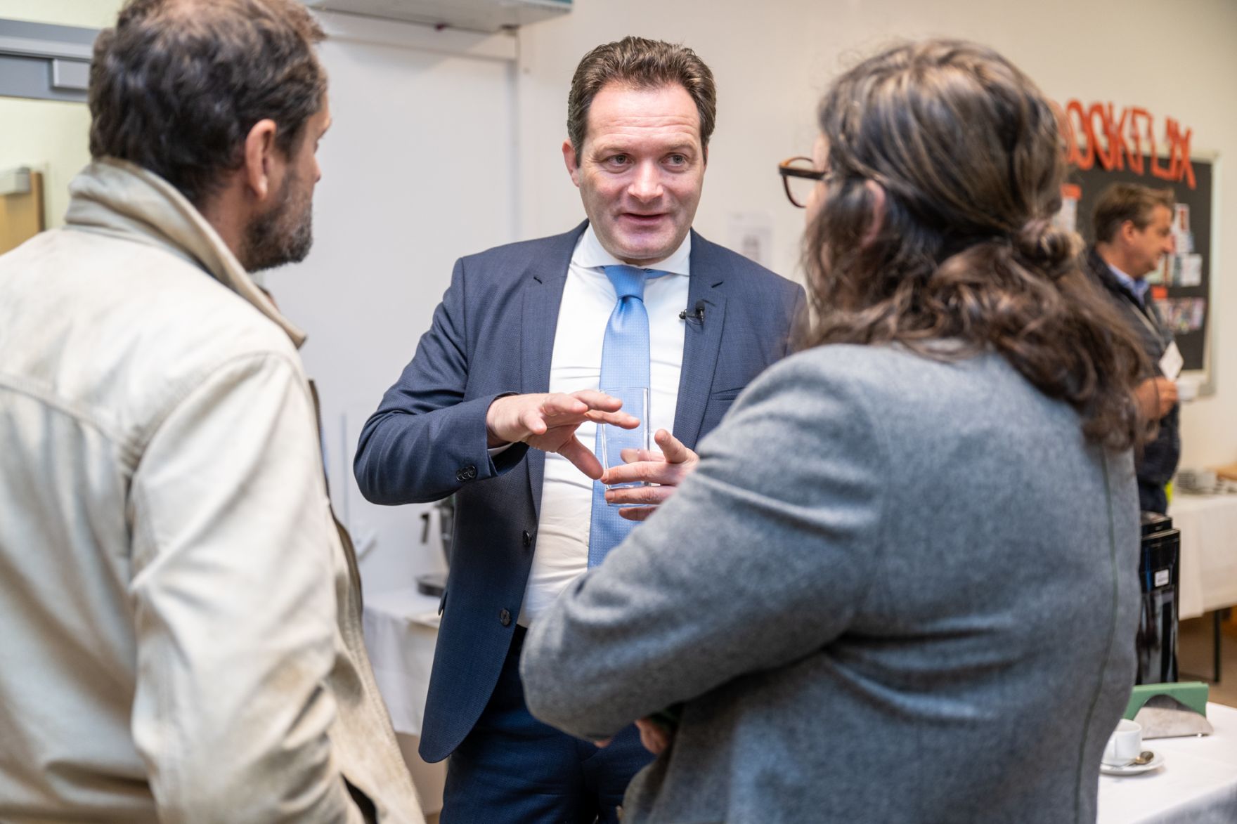 Regionenminister Norbert Totschnig hat bei der Dialogveranstaltung &bdquo;Meine Region&ldquo; in K&auml;rnten mit Landesrat Martin Gruber, Experten, Interessierten sowie Sch&uuml;lerinnen und Sch&uuml;lern das Thema &bdquo;Versorgungssicherheit&ldquo; diskutiert.