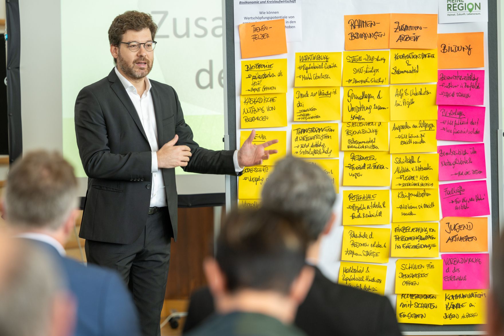 _DSC3989l.jpg Regionenminister Norbert Totschnig hat bei der Dialogveranstaltung „Meine Region“ in Kärnten mit Landesrat Martin Gruber, Experten, Interessierten sowie Schülerinnen und Schülern das Thema „Versorgungssicherheit“ diskutiert.