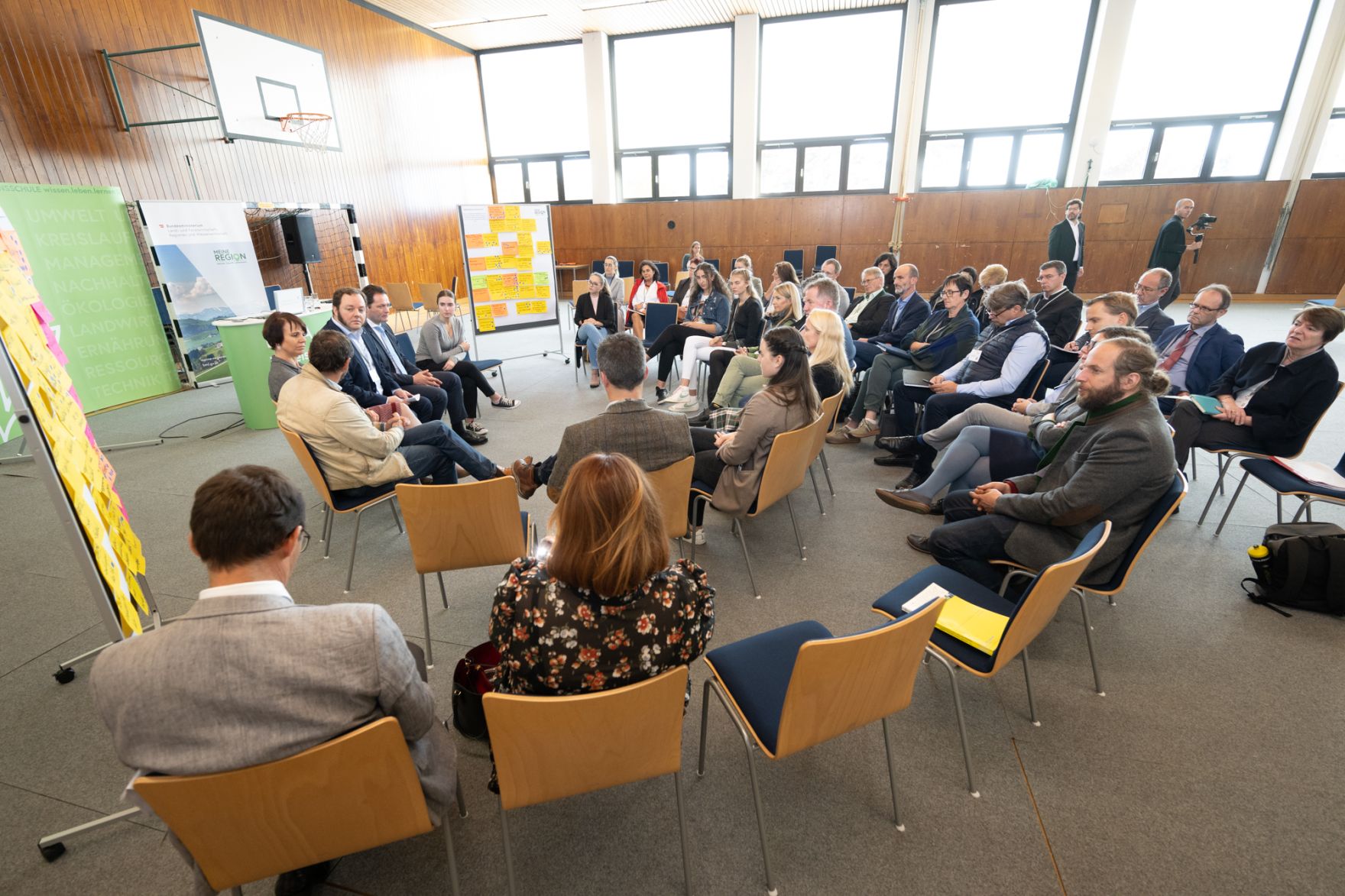 _DSC4097l.jpg Regionenminister Norbert Totschnig hat bei der Dialogveranstaltung „Meine Region“ in Kärnten mit Landesrat Martin Gruber, Experten, Interessierten sowie Schülerinnen und Schülern das Thema „Versorgungssicherheit“ diskutiert.