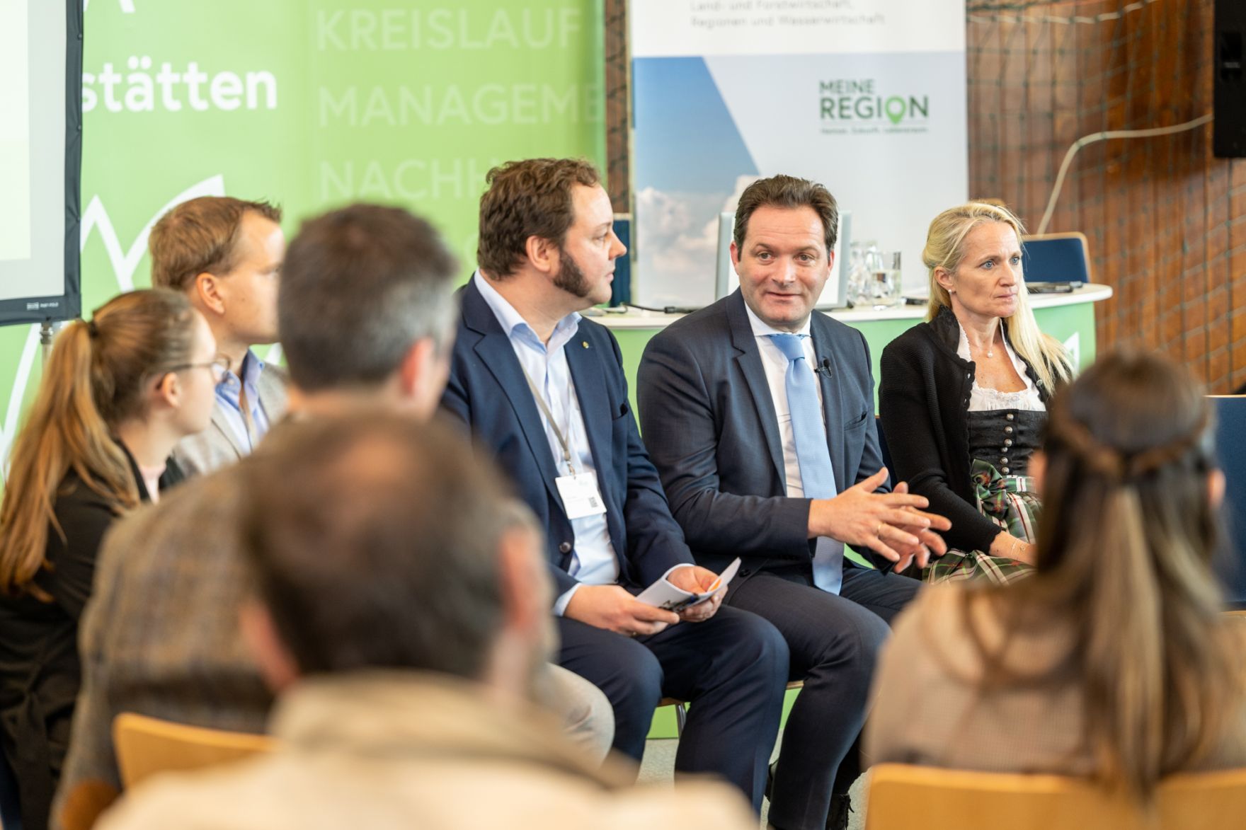 _DSC4131l.jpg Regionenminister Norbert Totschnig hat bei der Dialogveranstaltung „Meine Region“ in Kärnten mit Landesrat Martin Gruber, Experten, Interessierten sowie Schülerinnen und Schülern das Thema „Versorgungssicherheit“ diskutiert.