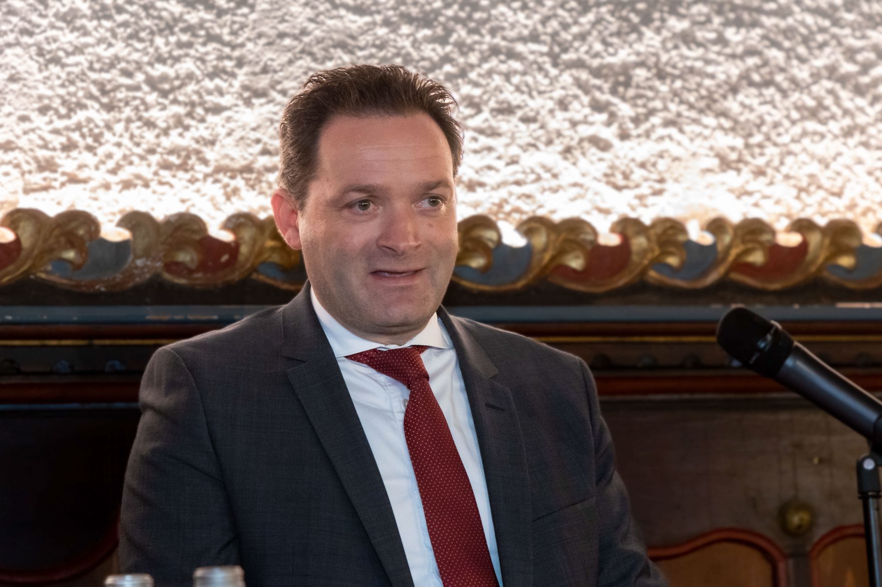 Bundesminister Norbert Totschnig, der Vorsitzende des Landarbeiterkammertags Andreas Freistetter und Landwirtschaftskammerpr&auml;sident Josef Moosbrugger zeichneten Lehrlinge und Meister:innen aus, die ihre Facharbeiter- bzw. Meisterpr&uuml;fung mit Auszeichnung bestanden haben.