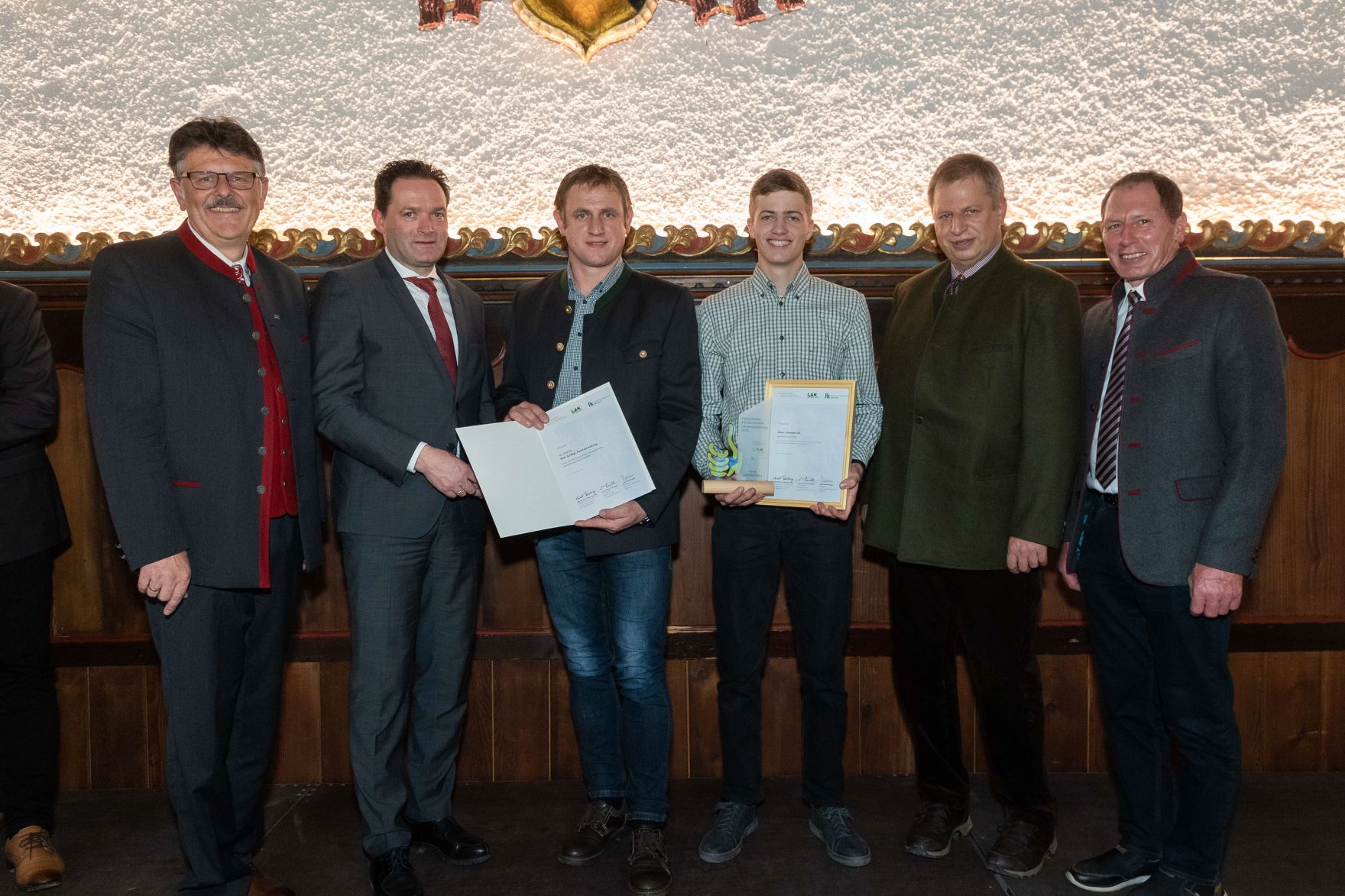 042Bundeslaendertag.jpg Bundesminister Norbert Totschnig, der Vorsitzende des Landarbeiterkammertags Andreas Freistetter und Landwirtschaftskammerpräsident Josef Moosbrugger zeichneten Lehrlinge und Meister:innen aus, die ihre Facharbeiter- bzw. Meisterprüfung mit Auszeichnung bestanden haben. Im Bild: Xaver NIMMERVOLL, Forstfacharbeiter aus Oberösterreich.