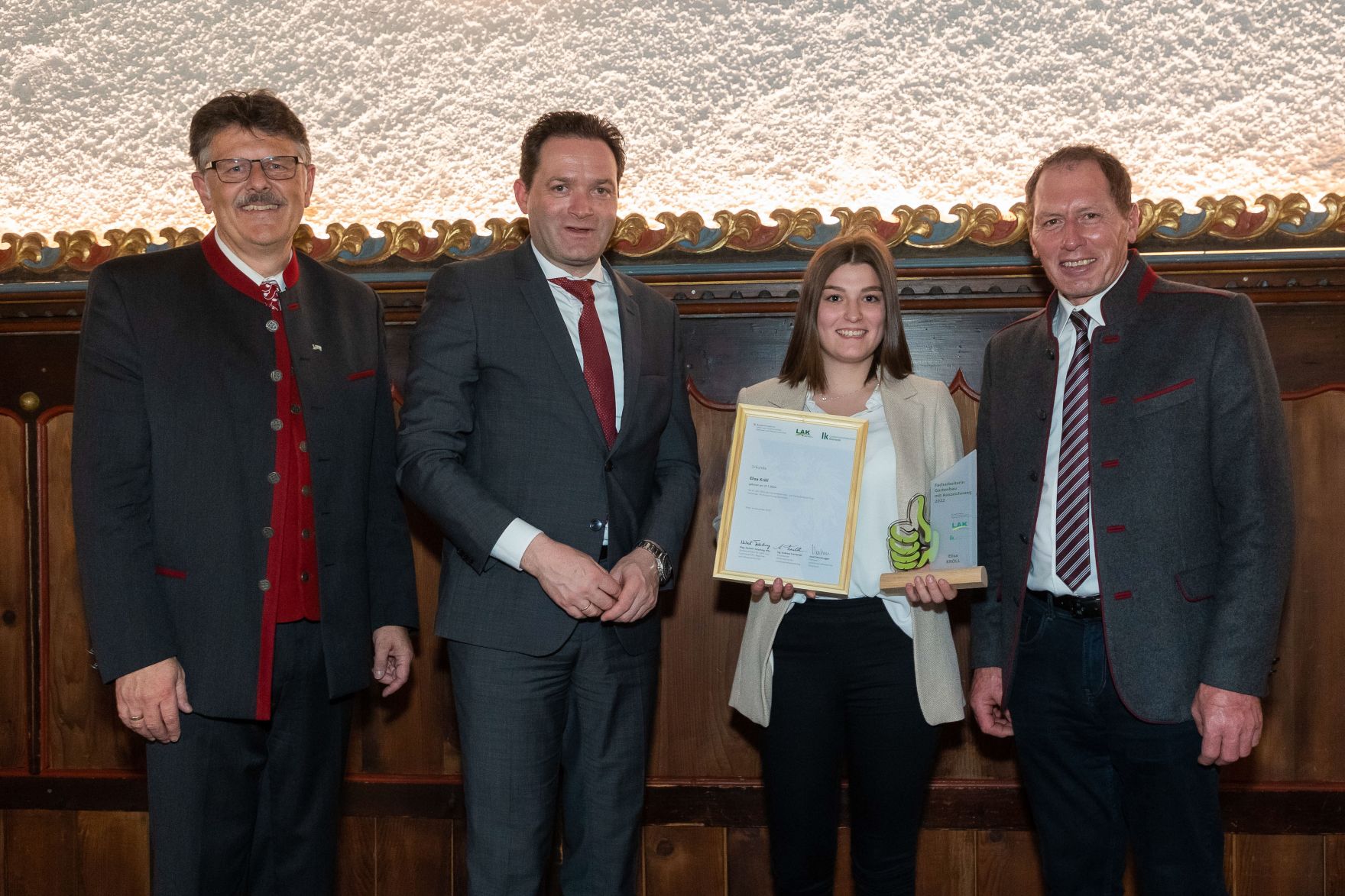054Bundeslaendertag.jpg Bundesminister Norbert Totschnig, der Vorsitzende des Landarbeiterkammertags Andreas Freistetter und Landwirtschaftskammerpräsident Josef Moosbrugger zeichneten Lehrlinge und Meister:innen aus, die ihre Facharbeiter- bzw. Meisterprüfung mit Auszeichnung bestanden haben. Im Bild: Elisa KRÖLL, Facharbeiterin Gartenbau aus Tirol.