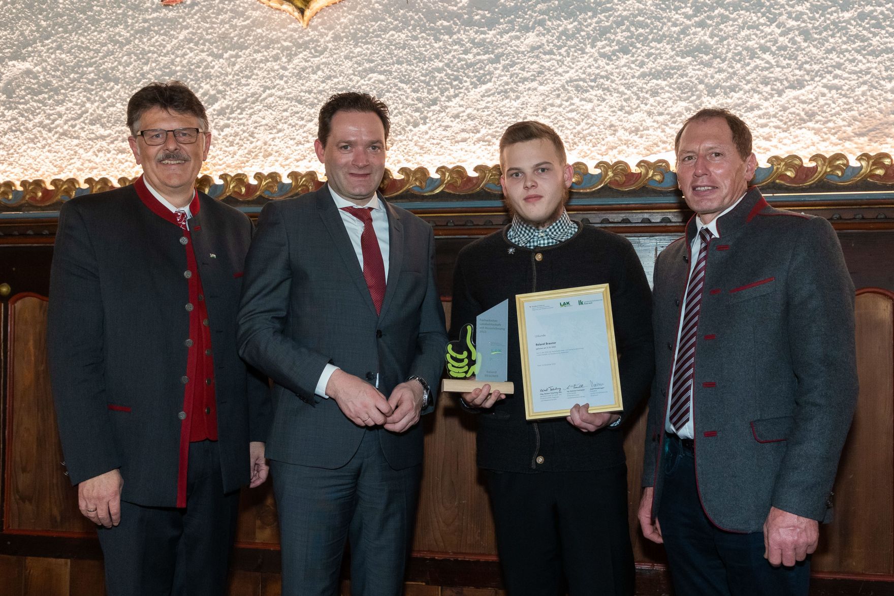 Bundesminister Norbert Totschnig, der Vorsitzende des Landarbeiterkammertags Andreas Freistetter und Landwirtschaftskammerpr&auml;sident Josef Moosbrugger zeichneten Lehrlinge und Meister:innen aus, die ihre Facharbeiter- bzw. Meisterpr&uuml;fung mit Auszeichnung bestanden haben. Im Bild: Roland BRAUNER, Facharbeiter Landwirtschaft aus Nieder&ouml;sterreich.