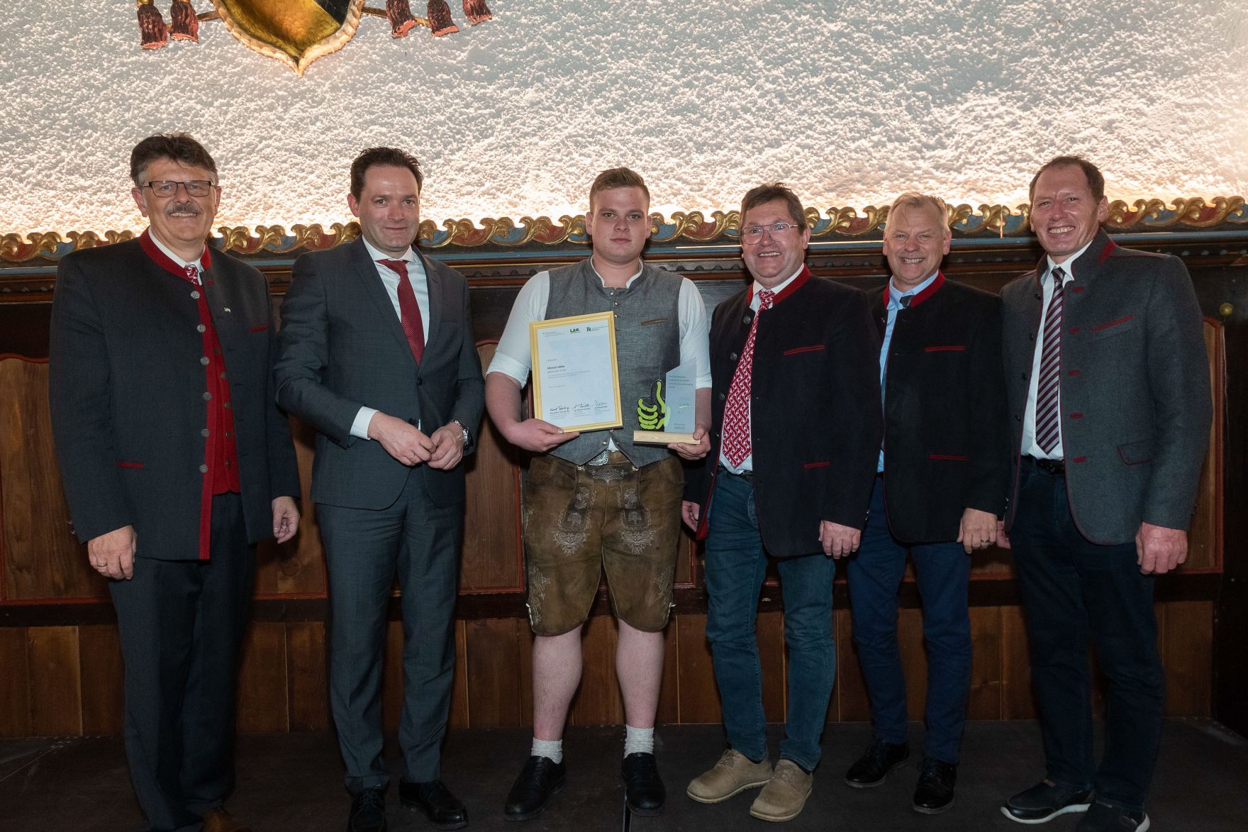 Bundesminister Norbert Totschnig, der Vorsitzende des Landarbeiterkammertags Andreas Freistetter und Landwirtschaftskammerpr&auml;sident Josef Moosbrugger zeichneten Lehrlinge und Meister:innen aus, die ihre Facharbeiter- bzw. Meisterpr&uuml;fung mit Auszeichnung bestanden haben. Im Bild: Michael H&Ouml;FLER, Facharbeiter Landwirtschaft aus Nieder&ouml;sterreich.