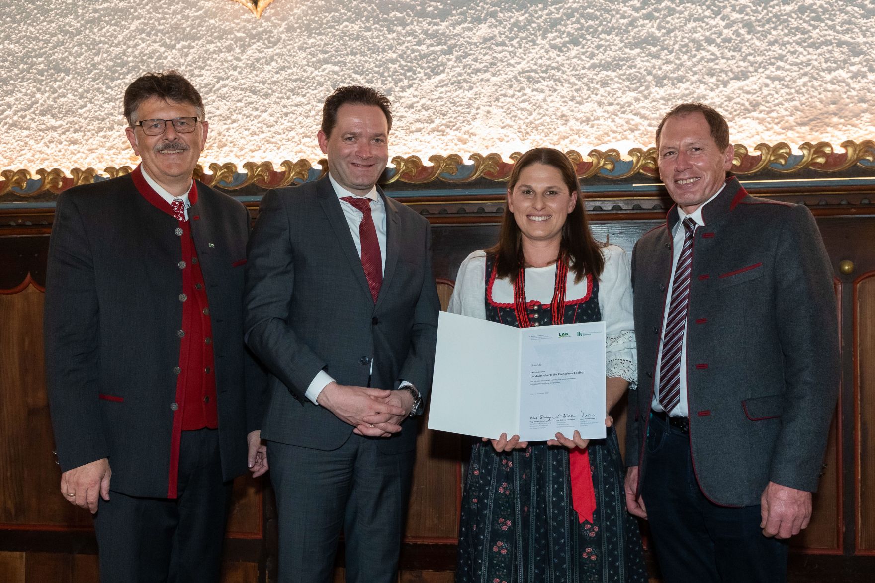 063Bundeslaendertag.jpg Bundesminister Norbert Totschnig, der Vorsitzende des Landarbeiterkammertags Andreas Freistetter und Landwirtschaftskammerpräsident Josef Moosbrugger zeichneten Lehrlinge und Meister:innen aus, die ihre Facharbeiter- bzw. Meisterprüfung mit Auszeichnung bestanden haben. Im Bild: Jasmin LORENTZ, Facharbeiterin Pferdewirtschaft aus Niederösterreich.