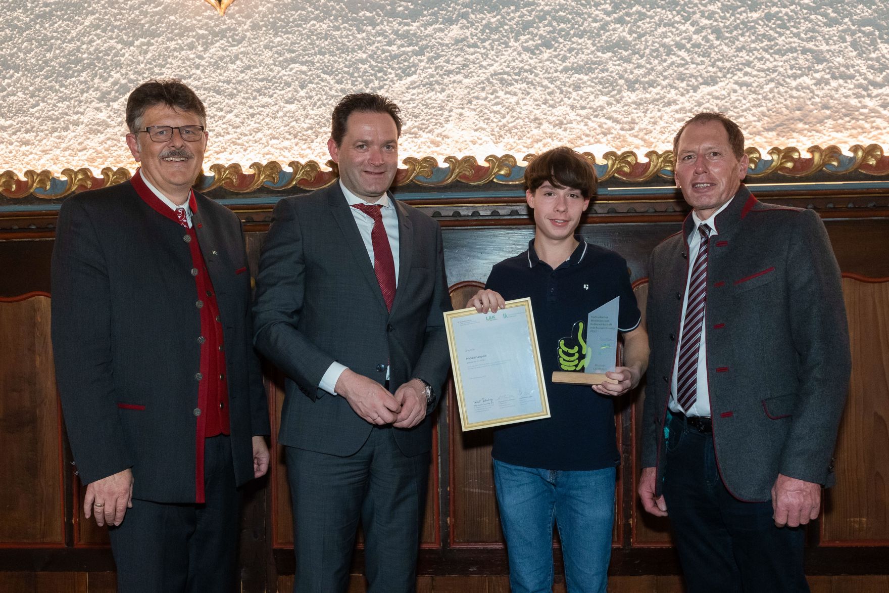 Bundesminister Norbert Totschnig, der Vorsitzende des Landarbeiterkammertags Andreas Freistetter und Landwirtschaftskammerpr&auml;sident Josef Moosbrugger zeichneten Lehrlinge und Meister:innen aus, die ihre Facharbeiter- bzw. Meisterpr&uuml;fung mit Auszeichnung bestanden haben. Im Bild: Michael LEOPOLD, Facharbeiter Weinbau und Kellerwirtschaft aus Nieder&ouml;sterreich.