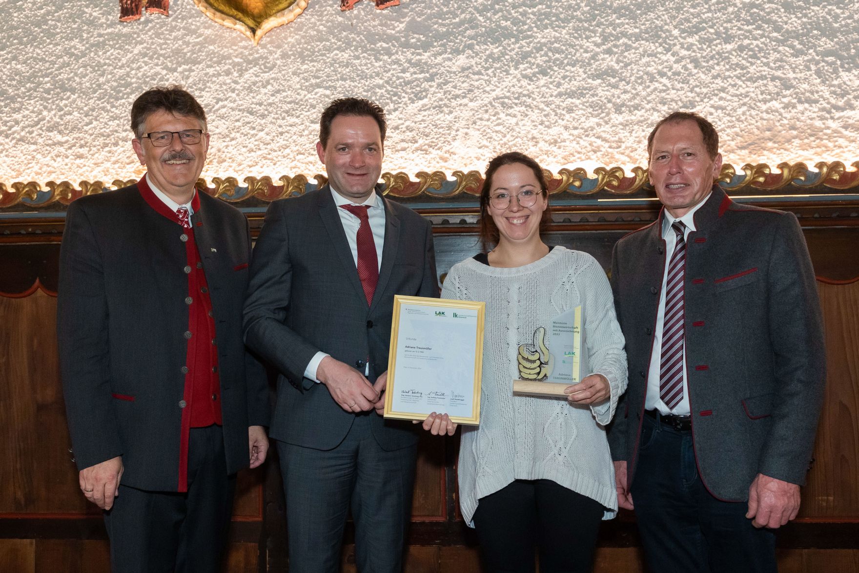 Bundesminister Norbert Totschnig, der Vorsitzende des Landarbeiterkammertags Andreas Freistetter und Landwirtschaftskammerpr&auml;sident Josef Moosbrugger zeichneten Lehrlinge und Meister:innen aus, die ihre Facharbeiter- bzw. Meisterpr&uuml;fung mit Auszeichnung bestanden haben. Im Bild: Adriana TRAUNM&Uuml;LLER