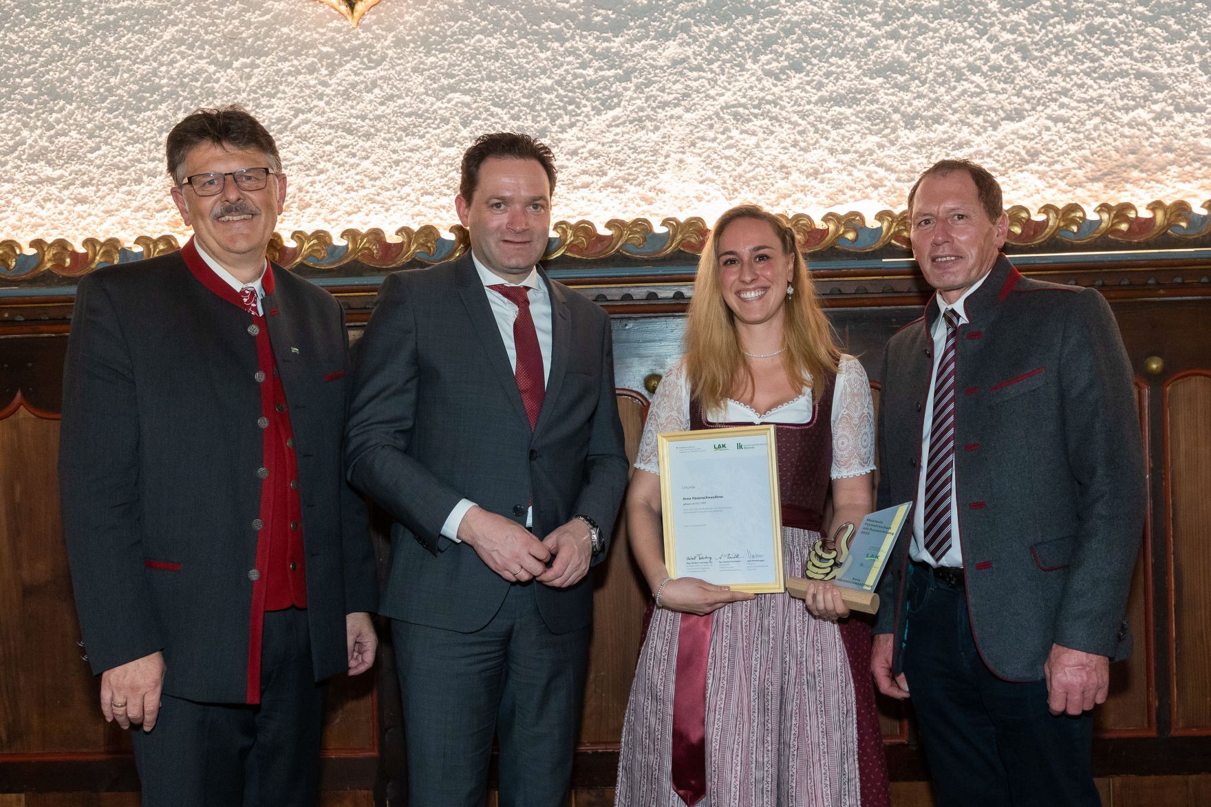 066Bundeslaendertag.jpg Bundesminister Norbert Totschnig, der Vorsitzende des Landarbeiterkammertags Andreas Freistetter und Landwirtschaftskammerpräsident Josef Moosbrugger zeichneten Lehrlinge und Meister:innen aus, die ihre Facharbeiter- bzw. Meisterprüfung mit Auszeichnung bestanden haben. Im Bild: Anna HASENSCHWANDTNER