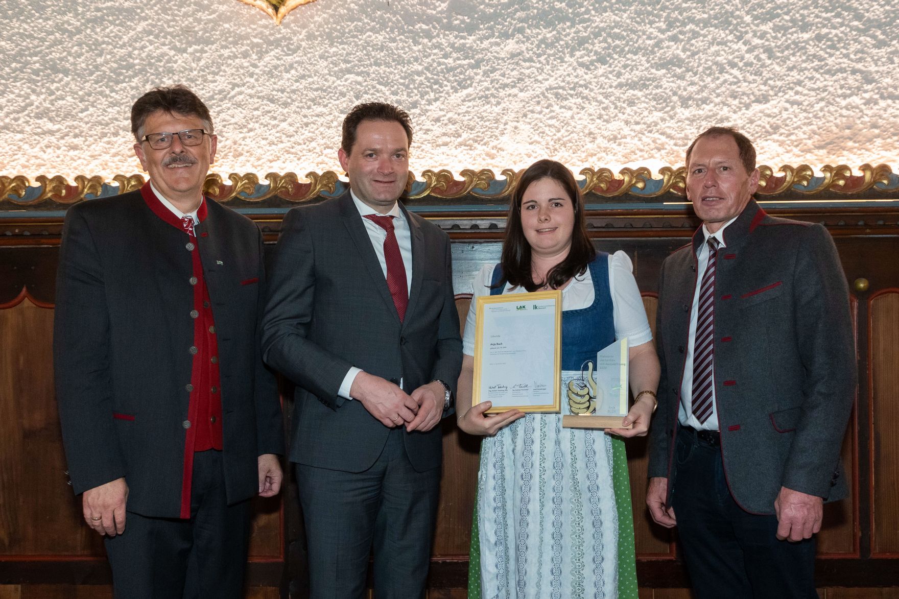 067Bundeslaendertag.jpg Bundesminister Norbert Totschnig, der Vorsitzende des Landarbeiterkammertags Andreas Freistetter und Landwirtschaftskammerpräsident Josef Moosbrugger zeichneten Lehrlinge und Meister:innen aus, die ihre Facharbeiter- bzw. Meisterprüfung mit Auszeichnung bestanden haben. Im Bild: Anja BUCH