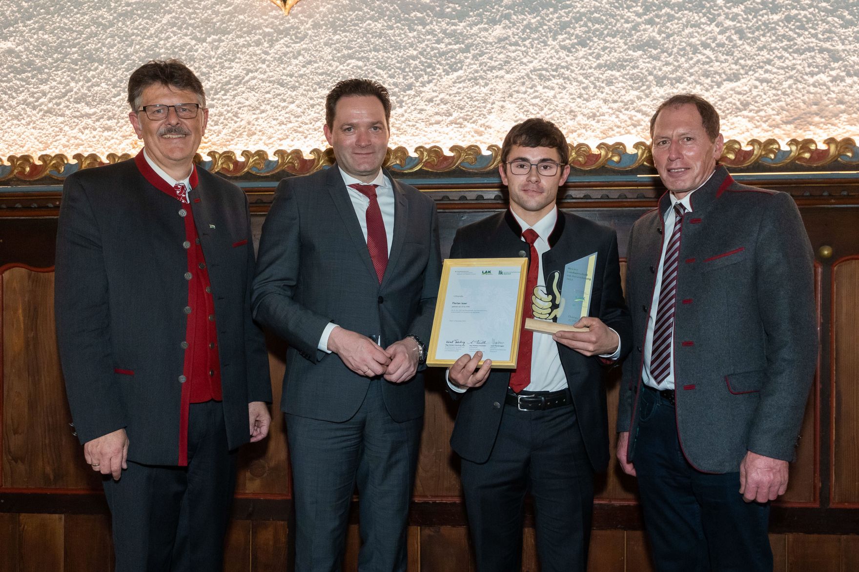 071Bundeslaendertag.jpg Bundesminister Norbert Totschnig, der Vorsitzende des Landarbeiterkammertags Andreas Freistetter und Landwirtschaftskammerpräsident Josef Moosbrugger zeichneten Lehrlinge und Meister:innen aus, die ihre Facharbeiter- bzw. Meisterprüfung mit Auszeichnung bestanden haben. Im Bild: Florian ISSER