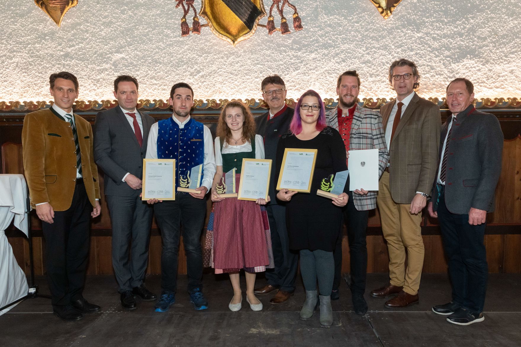 076Bundeslaendertag.jpg Bundesminister Norbert Totschnig, der Vorsitzende des Landarbeiterkammertags Andreas Freistetter und Landwirtschaftskammerpräsident Josef Moosbrugger zeichneten Lehrlinge und Meister:innen aus, die ihre Facharbeiter- bzw. Meisterprüfung mit Auszeichnung bestanden haben.