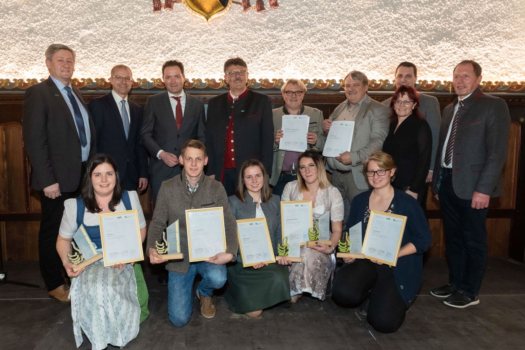 077Bundeslaendertag.jpg Bundesminister Norbert Totschnig, der Vorsitzende des Landarbeiterkammertags Andreas Freistetter und Landwirtschaftskammerpräsident Josef Moosbrugger zeichneten Lehrlinge und Meister:innen aus, die ihre Facharbeiter- bzw. Meisterprüfung mit Auszeichnung bestanden haben.
