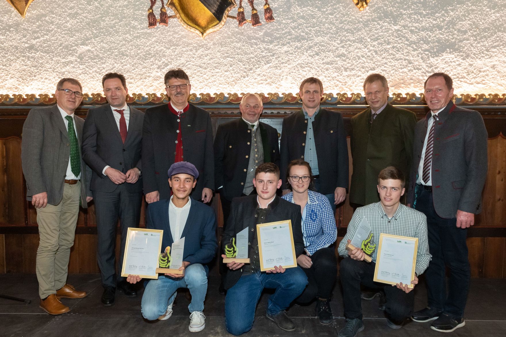 078Bundeslaendertag.jpg Bundesminister Norbert Totschnig, der Vorsitzende des Landarbeiterkammertags Andreas Freistetter und Landwirtschaftskammerpräsident Josef Moosbrugger zeichneten Lehrlinge und Meister:innen aus, die ihre Facharbeiter- bzw. Meisterprüfung mit Auszeichnung bestanden haben.