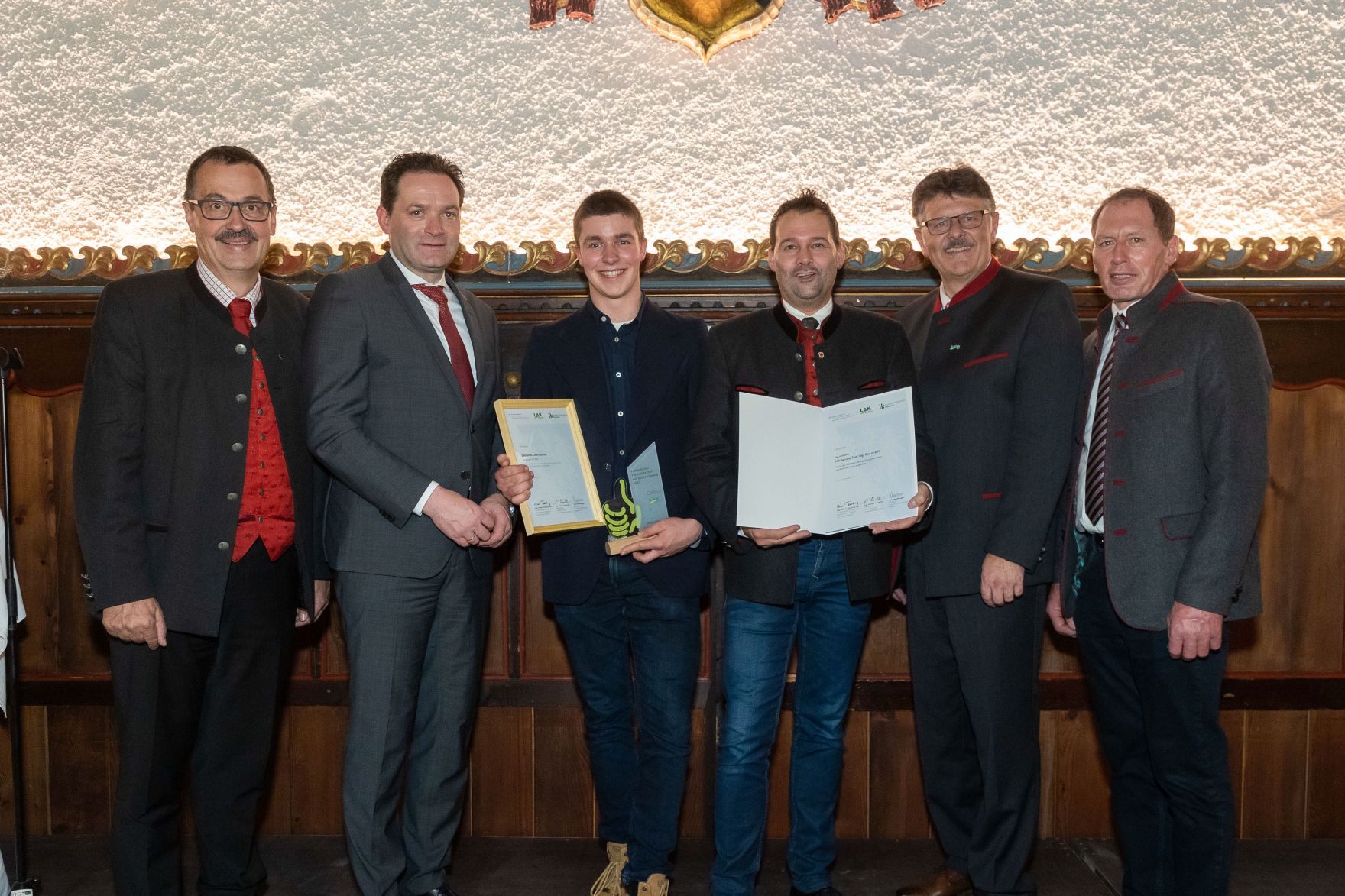 Bundesminister Norbert Totschnig, der Vorsitzende des Landarbeiterkammertags Andreas Freistetter und Landwirtschaftskammerpr&auml;sident Josef Moosbrugger zeichneten Lehrlinge und Meister:innen aus, die ihre Facharbeiter- bzw. Meisterpr&uuml;fung mit Auszeichnung bestanden haben. Im Bild: Sebastien OBERHAMMER aus Tirol.