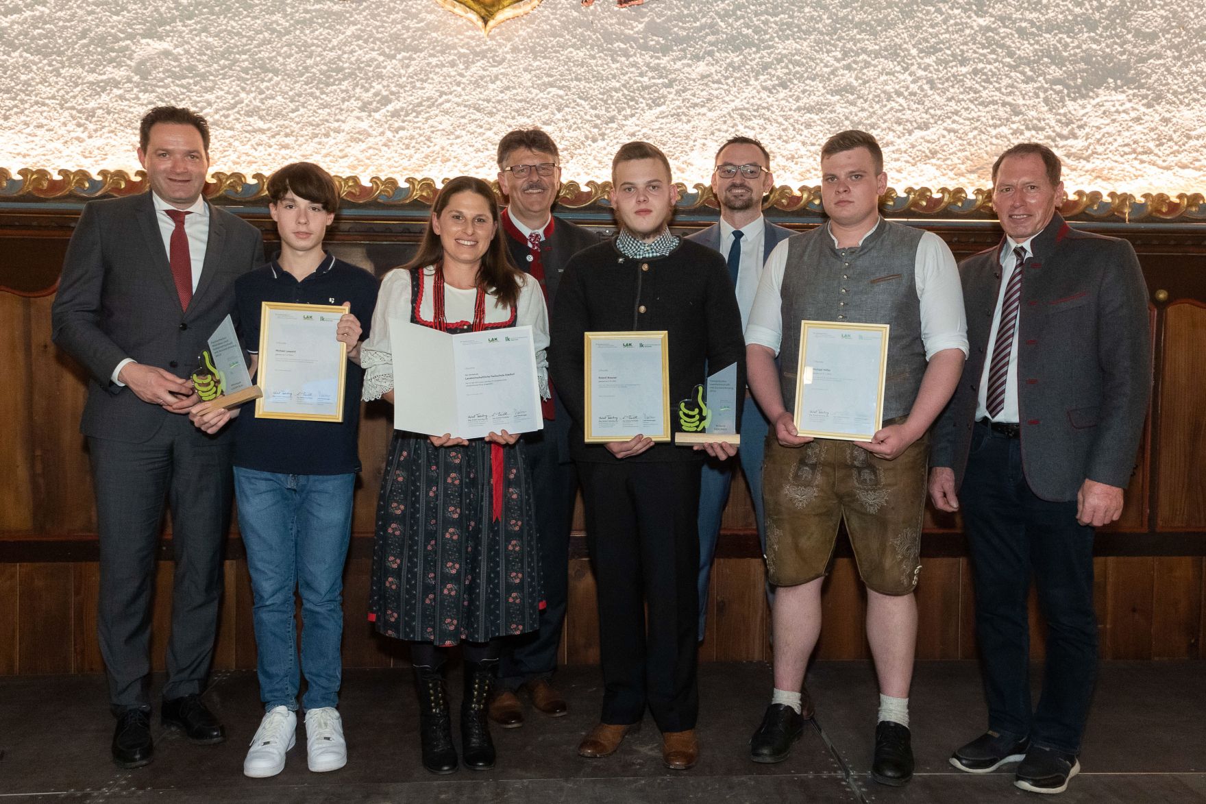 082Bundeslaendertag.jpg Bundesminister Norbert Totschnig, der Vorsitzende des Landarbeiterkammertags Andreas Freistetter und Landwirtschaftskammerpräsident Josef Moosbrugger zeichneten Lehrlinge und Meister:innen aus, die ihre Facharbeiter- bzw. Meisterprüfung mit Auszeichnung bestanden haben.