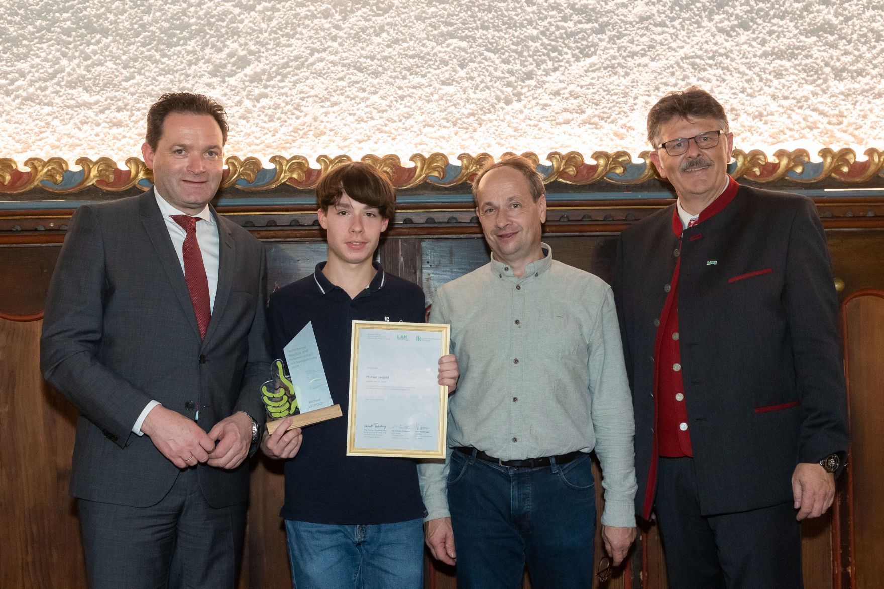 Bundesminister Norbert Totschnig, der Vorsitzende des Landarbeiterkammertags Andreas Freistetter und Landwirtschaftskammerpr&auml;sident Josef Moosbrugger zeichneten Lehrlinge und Meister:innen aus, die ihre Facharbeiter- bzw. Meisterpr&uuml;fung mit Auszeichnung bestanden haben. Im Bild: Michael LEOPOLD aus Nieder&ouml;sterreich.