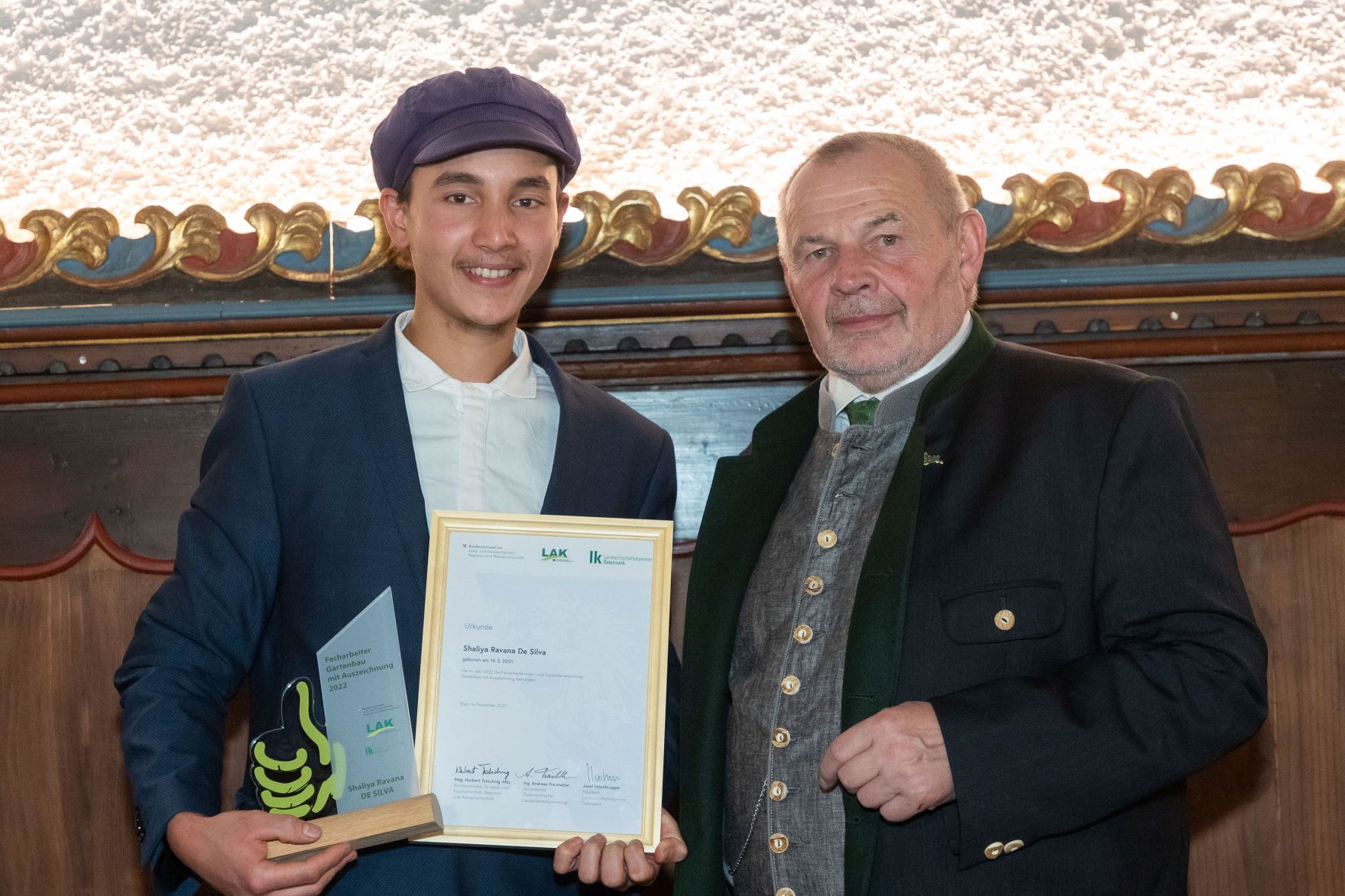 085Bundeslaendertag.jpg Bundesminister Norbert Totschnig, der Vorsitzende des Landarbeiterkammertags Andreas Freistetter und Landwirtschaftskammerpräsident Josef Moosbrugger zeichneten Lehrlinge und Meister:innen aus, die ihre Facharbeiter- bzw. Meisterprüfung mit Auszeichnung bestanden haben. Im Bild: Shaliya Ravana DE SILVA aus Oberösterreich.