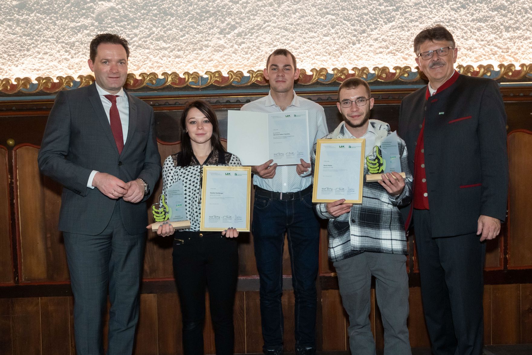 087Bundeslaendertag.jpg Bundesminister Norbert Totschnig, der Vorsitzende des Landarbeiterkammertags Andreas Freistetter und Landwirtschaftskammerpräsident Josef Moosbrugger zeichneten Lehrlinge und Meister:innen aus, die ihre Facharbeiter- bzw. Meisterprüfung mit Auszeichnung bestanden haben.