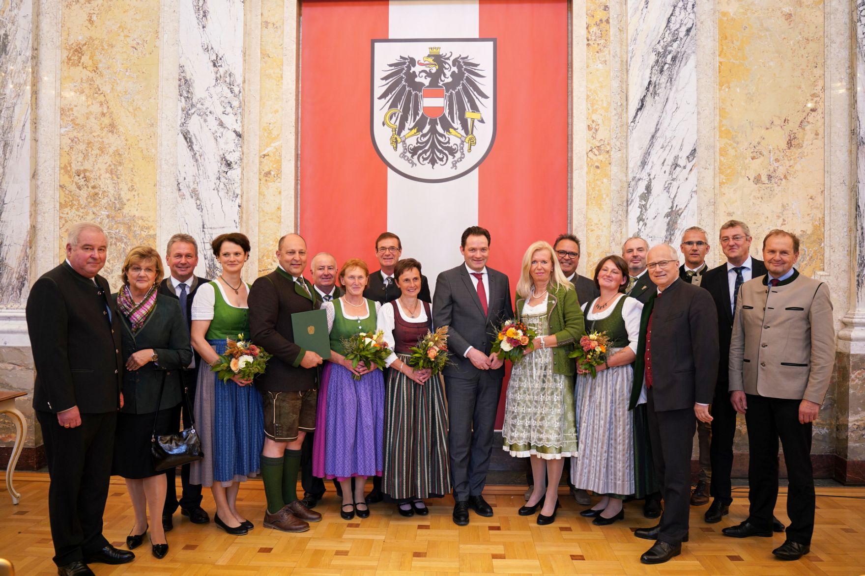 moritzscheer_2022-10-24-.MoritzScheer 121.jpg Am 24. Oktober hat Bundesminister Norbert Totschnig im Marmorsaal des Regierungsgebäudes in Wien die Berufstitel Ökonomierat/Ökonomierätin verliehen.
