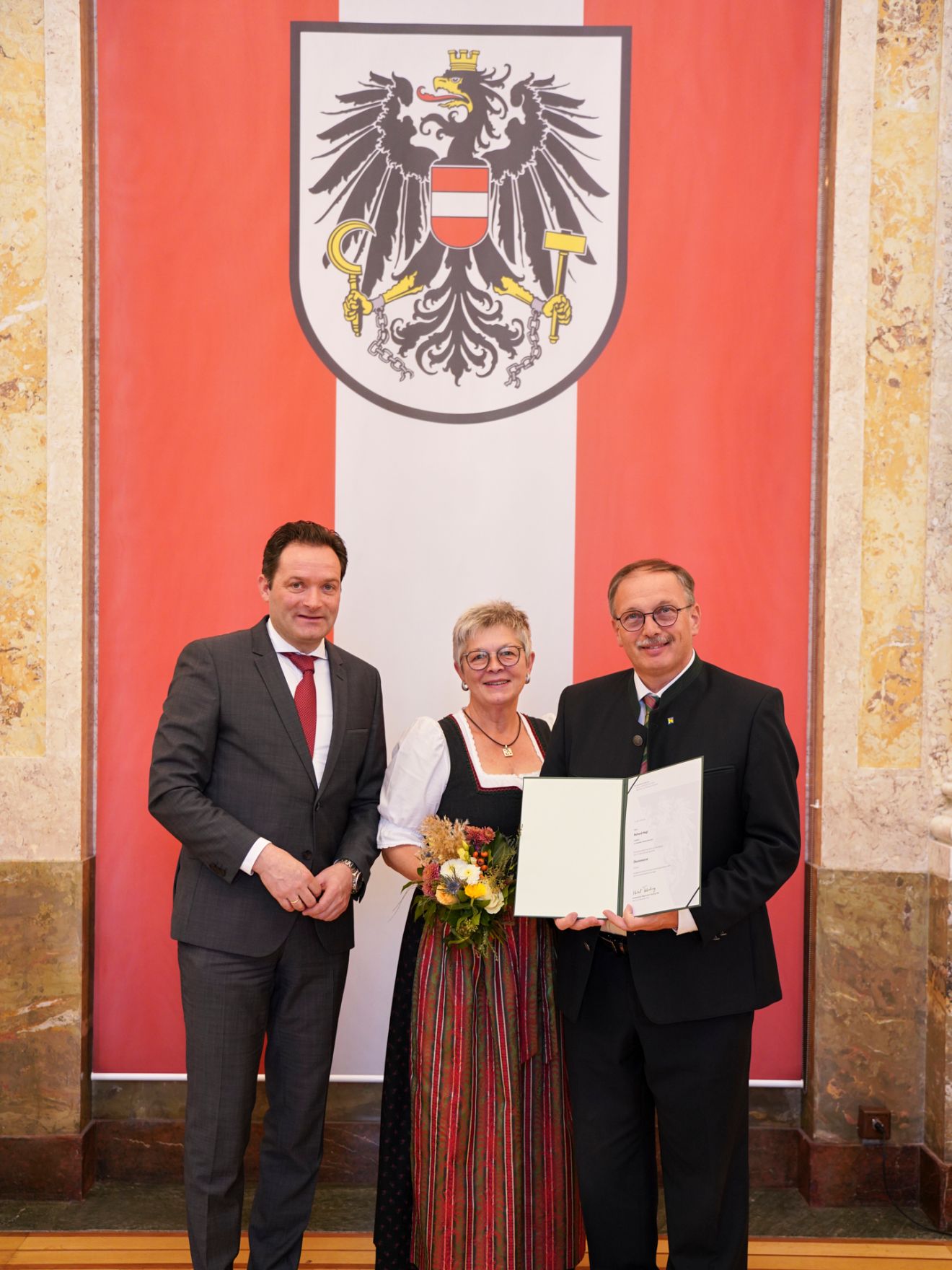 moritzscheer_2022-10-24-.MoritzScheer 25.jpg Am 24. Oktober hat Bundesminister Norbert Totschnig im Marmorsaal des Regierungsgebäudes in Wien die Berufstitel Ökonomierat/Ökonomierätin verliehen.