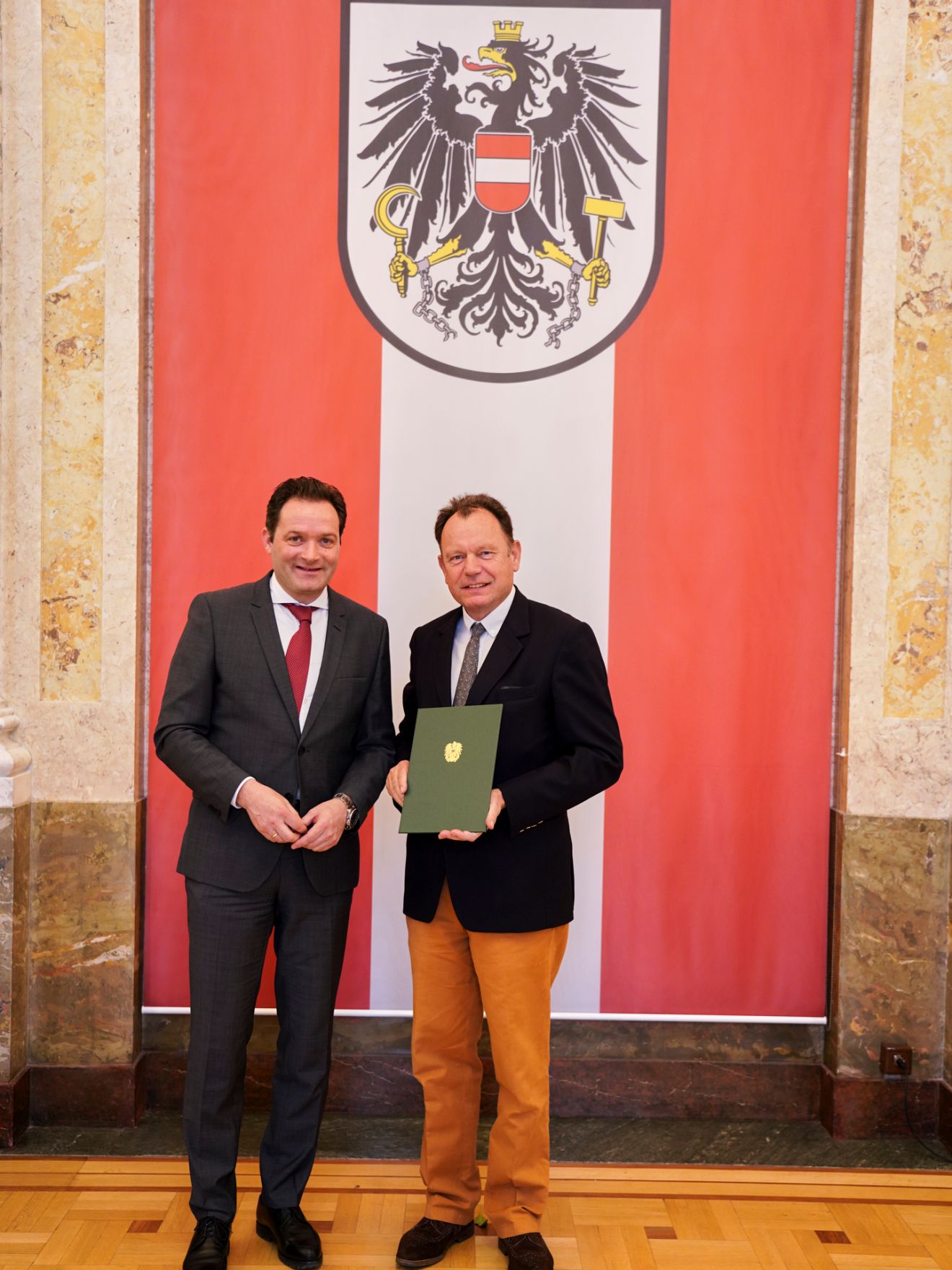 moritzscheer_2022-10-24-.MoritzScheer 28.jpg Am 24. Oktober hat Bundesminister Norbert Totschnig im Marmorsaal des Regierungsgebäudes in Wien die Berufstitel Ökonomierat/Ökonomierätin verliehen.