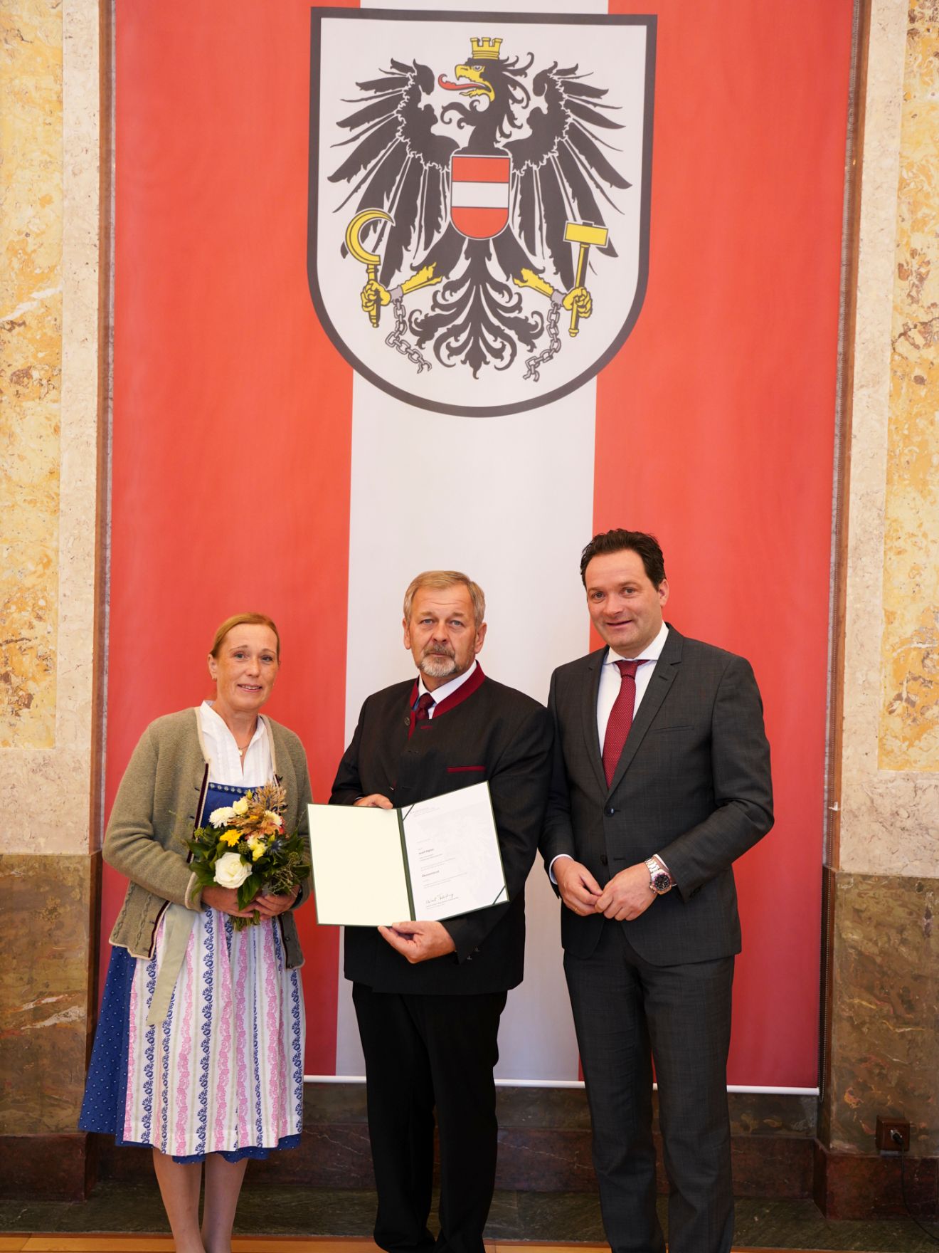 moritzscheer_2022-10-24-.MoritzScheer 3.jpg Am 24. Oktober hat Bundesminister Norbert Totschnig im Marmorsaal des Regierungsgebäudes in Wien die Berufstitel Ökonomierat/Ökonomierätin verliehen.