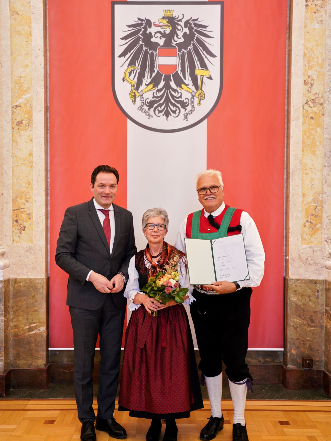 moritzscheer_2022-10-24-.MoritzScheer 30.jpg Am 24. Oktober hat Bundesminister Norbert Totschnig im Marmorsaal des Regierungsgebäudes in Wien die Berufstitel Ökonomierat/Ökonomierätin verliehen.