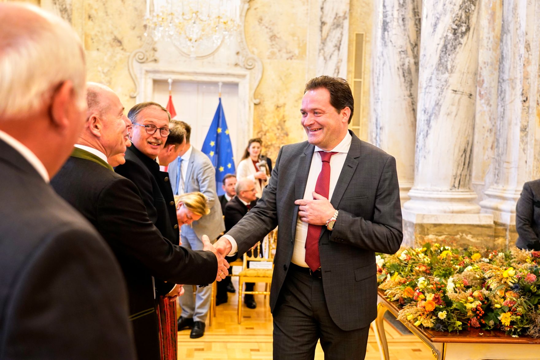 moritzscheer_2022-10-24-.MoritzScheer 310.jpg Am 24. Oktober hat Bundesminister Norbert Totschnig im Marmorsaal des Regierungsgebäudes in Wien die Berufstitel Ökonomierat/Ökonomierätin verliehen.