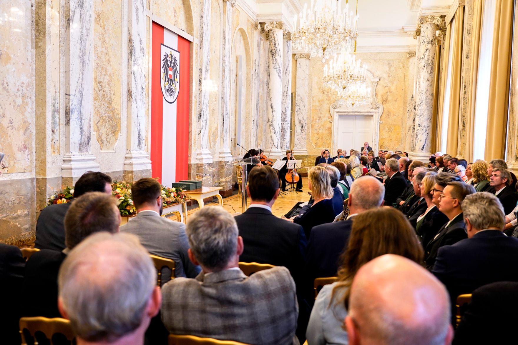 moritzscheer_2022-10-24-.MoritzScheer 319.jpg Am 24. Oktober hat Bundesminister Norbert Totschnig im Marmorsaal des Regierungsgebäudes in Wien die Berufstitel Ökonomierat/Ökonomierätin verliehen.