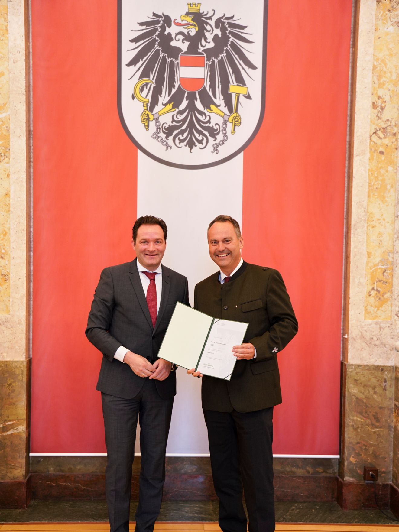 moritzscheer_2022-10-24-.MoritzScheer 33.jpg Am 24. Oktober hat Bundesminister Norbert Totschnig im Marmorsaal des Regierungsgebäudes in Wien die Berufstitel Ökonomierat/Ökonomierätin verliehen.