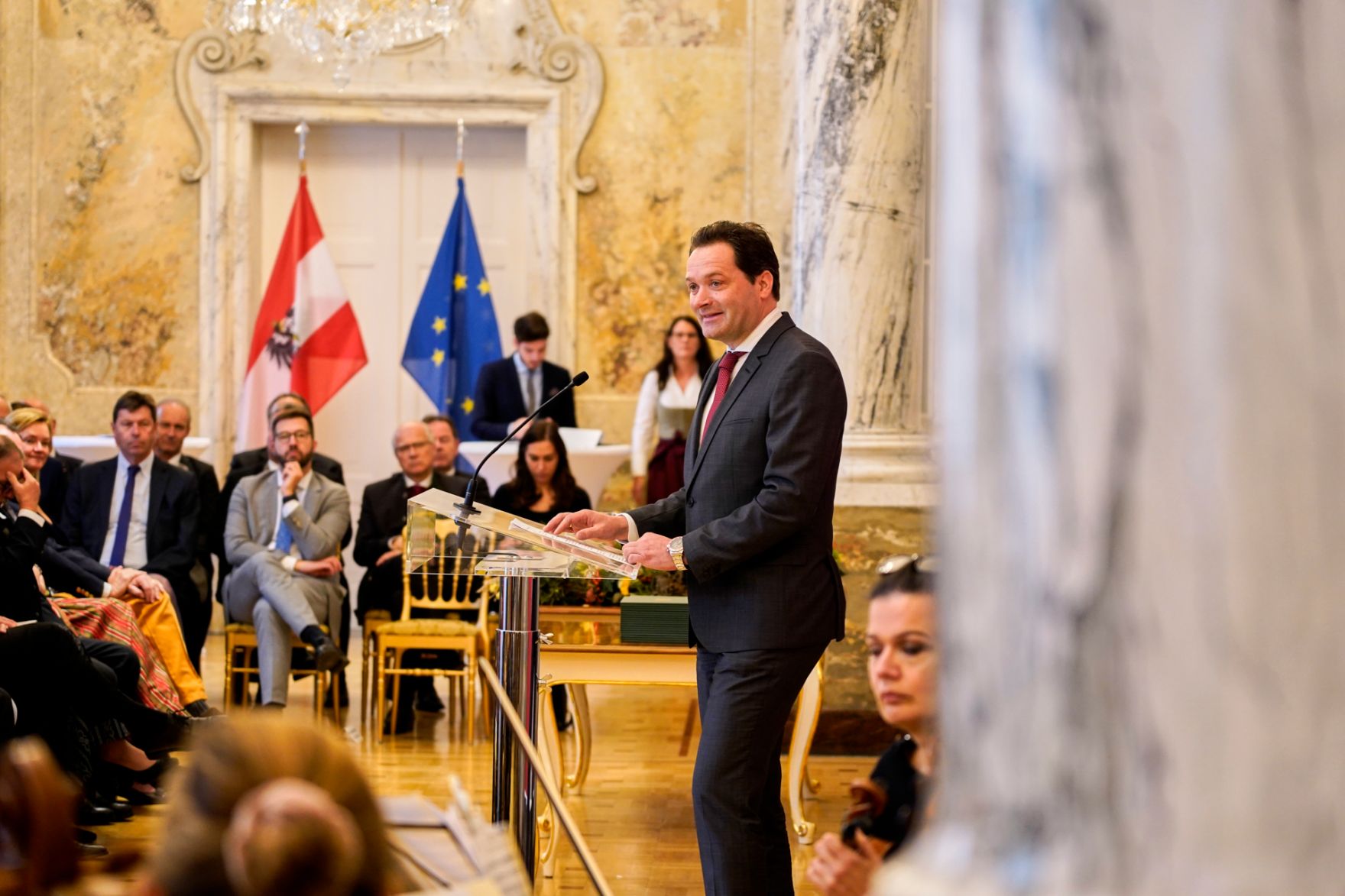 moritzscheer_2022-10-24-.MoritzScheer 345.jpg Am 24. Oktober hat Bundesminister Norbert Totschnig im Marmorsaal des Regierungsgebäudes in Wien die Berufstitel Ökonomierat/Ökonomierätin verliehen.