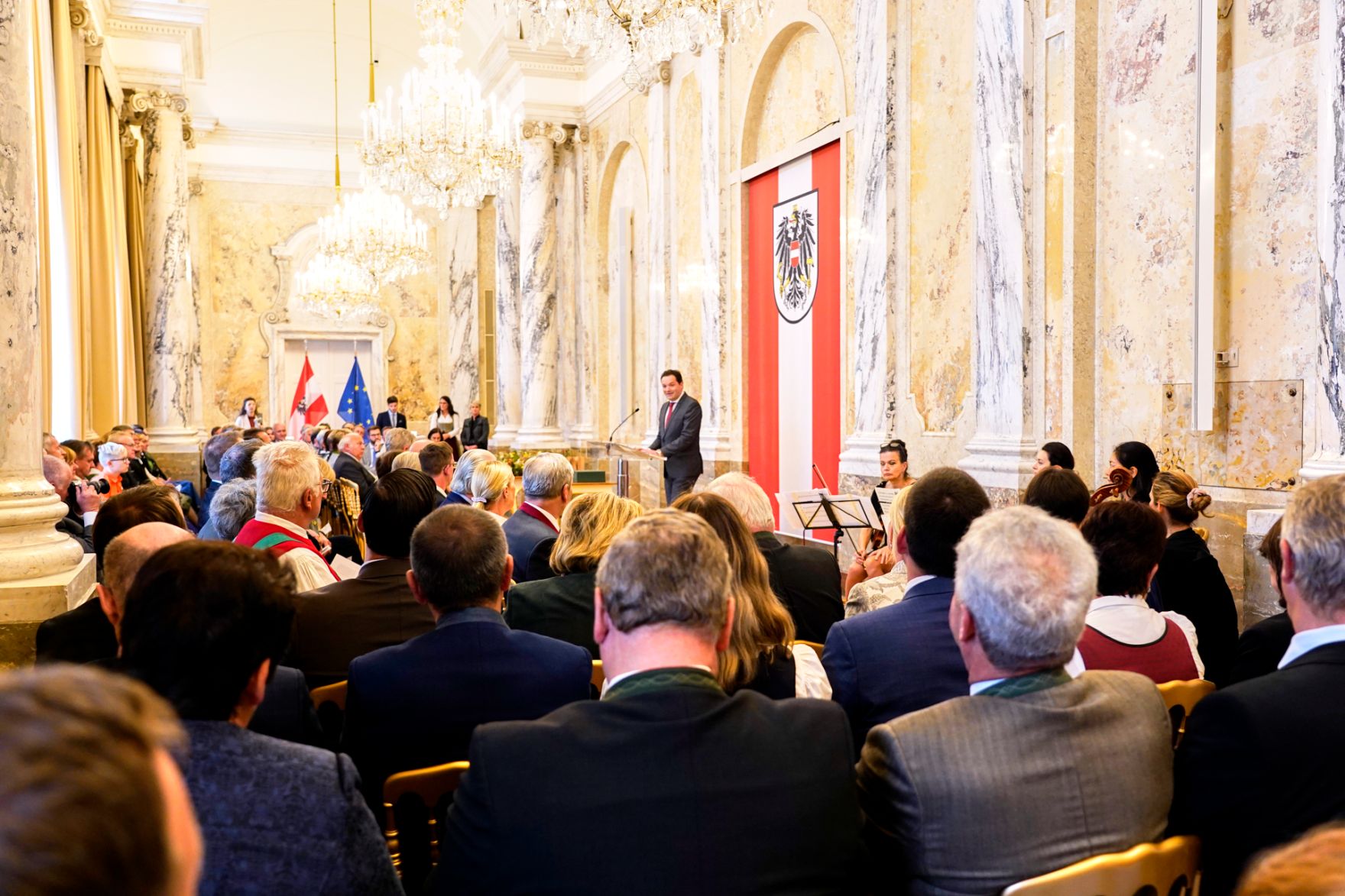 moritzscheer_2022-10-24-.MoritzScheer 351.jpg Am 24. Oktober hat Bundesminister Norbert Totschnig im Marmorsaal des Regierungsgebäudes in Wien die Berufstitel Ökonomierat/Ökonomierätin verliehen.