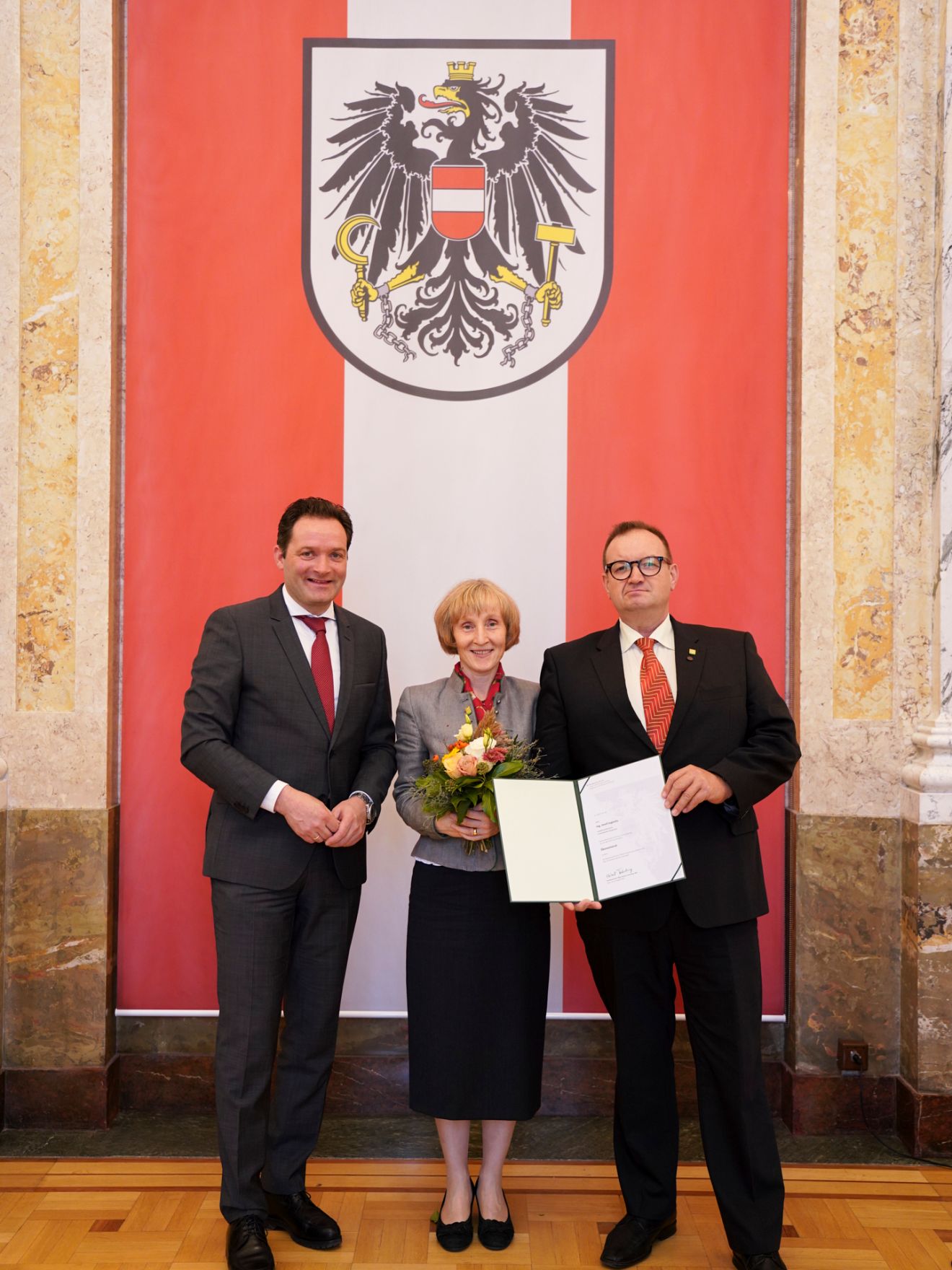 moritzscheer_2022-10-24-.MoritzScheer 38.jpg Am 24. Oktober hat Bundesminister Norbert Totschnig im Marmorsaal des Regierungsgebäudes in Wien die Berufstitel Ökonomierat/Ökonomierätin verliehen.