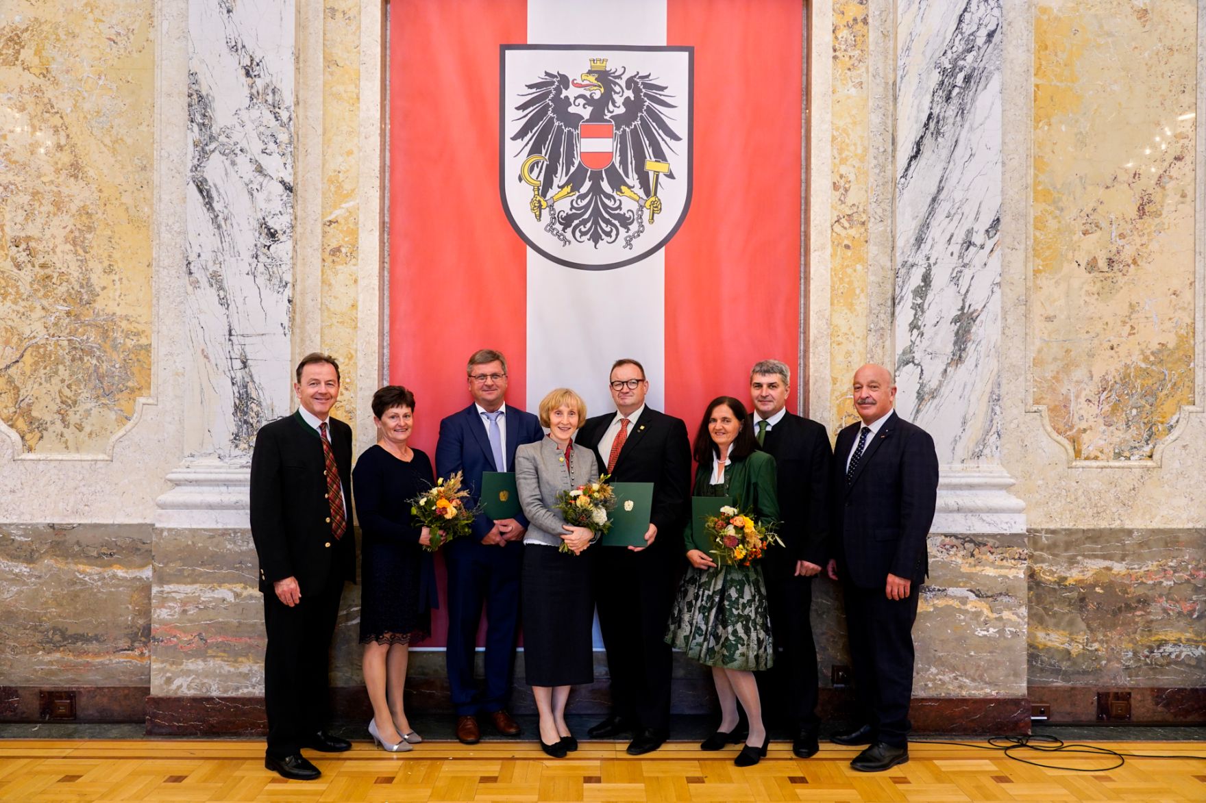 moritzscheer_2022-10-24-.MoritzScheer 391.jpg Am 24. Oktober hat Bundesminister Norbert Totschnig im Marmorsaal des Regierungsgebäudes in Wien die Berufstitel Ökonomierat/Ökonomierätin verliehen.