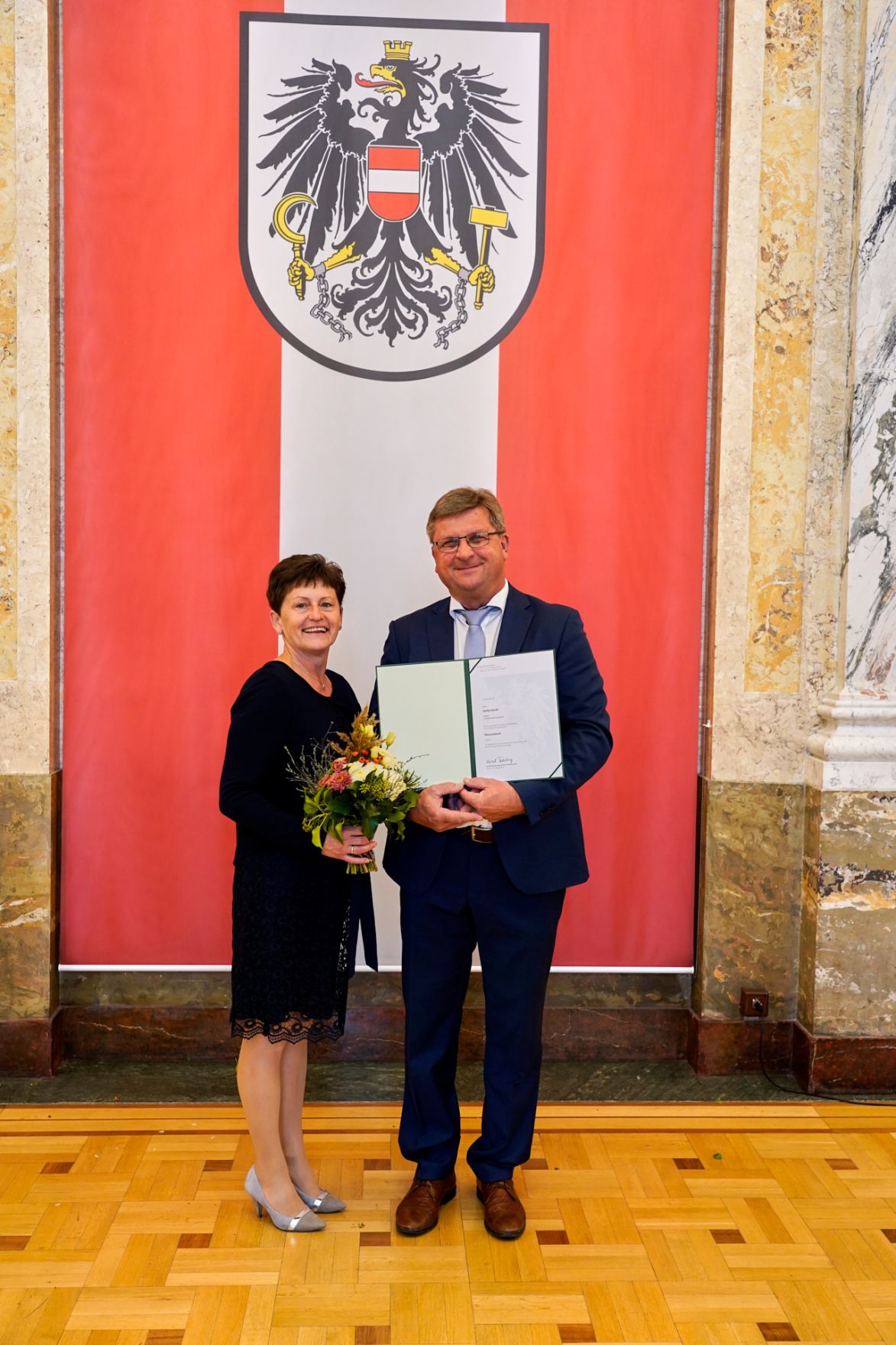 moritzscheer_2022-10-24-.MoritzScheer 394.jpg Am 24. Oktober hat Bundesminister Norbert Totschnig im Marmorsaal des Regierungsgebäudes in Wien die Berufstitel Ökonomierat/Ökonomierätin verliehen.