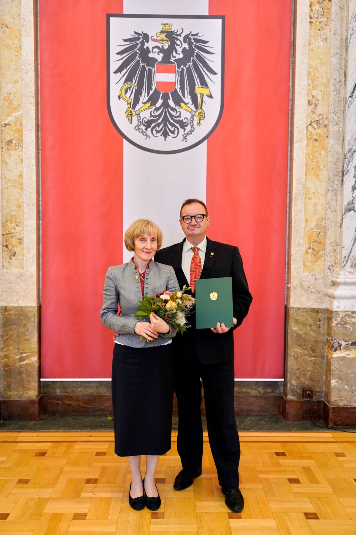 moritzscheer_2022-10-24-.MoritzScheer 398.jpg Am 24. Oktober hat Bundesminister Norbert Totschnig im Marmorsaal des Regierungsgebäudes in Wien die Berufstitel Ökonomierat/Ökonomierätin verliehen.