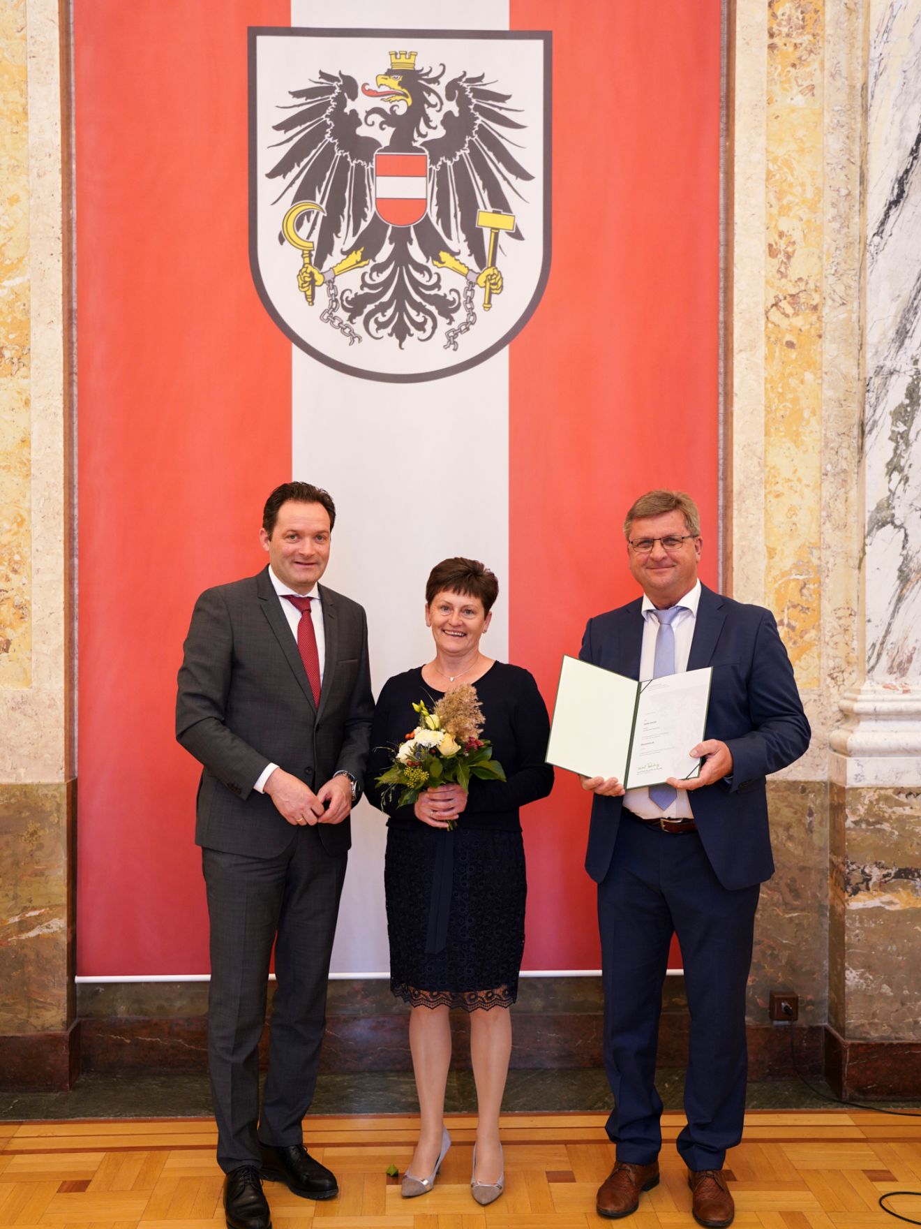 moritzscheer_2022-10-24-.MoritzScheer 40.jpg Am 24. Oktober hat Bundesminister Norbert Totschnig im Marmorsaal des Regierungsgebäudes in Wien die Berufstitel Ökonomierat/Ökonomierätin verliehen.