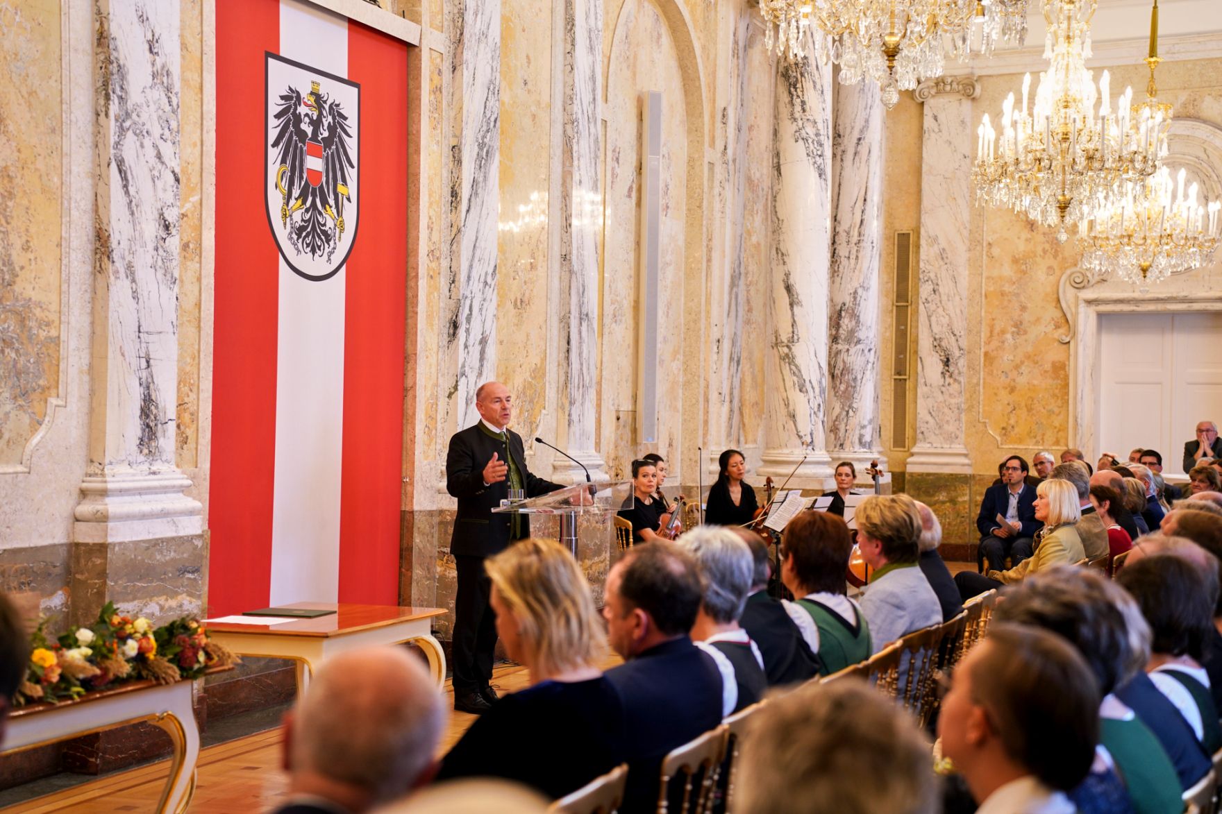 moritzscheer_2022-10-24-.MoritzScheer 413.jpg Am 24. Oktober hat Bundesminister Norbert Totschnig im Marmorsaal des Regierungsgebäudes in Wien die Berufstitel Ökonomierat/Ökonomierätin verliehen.