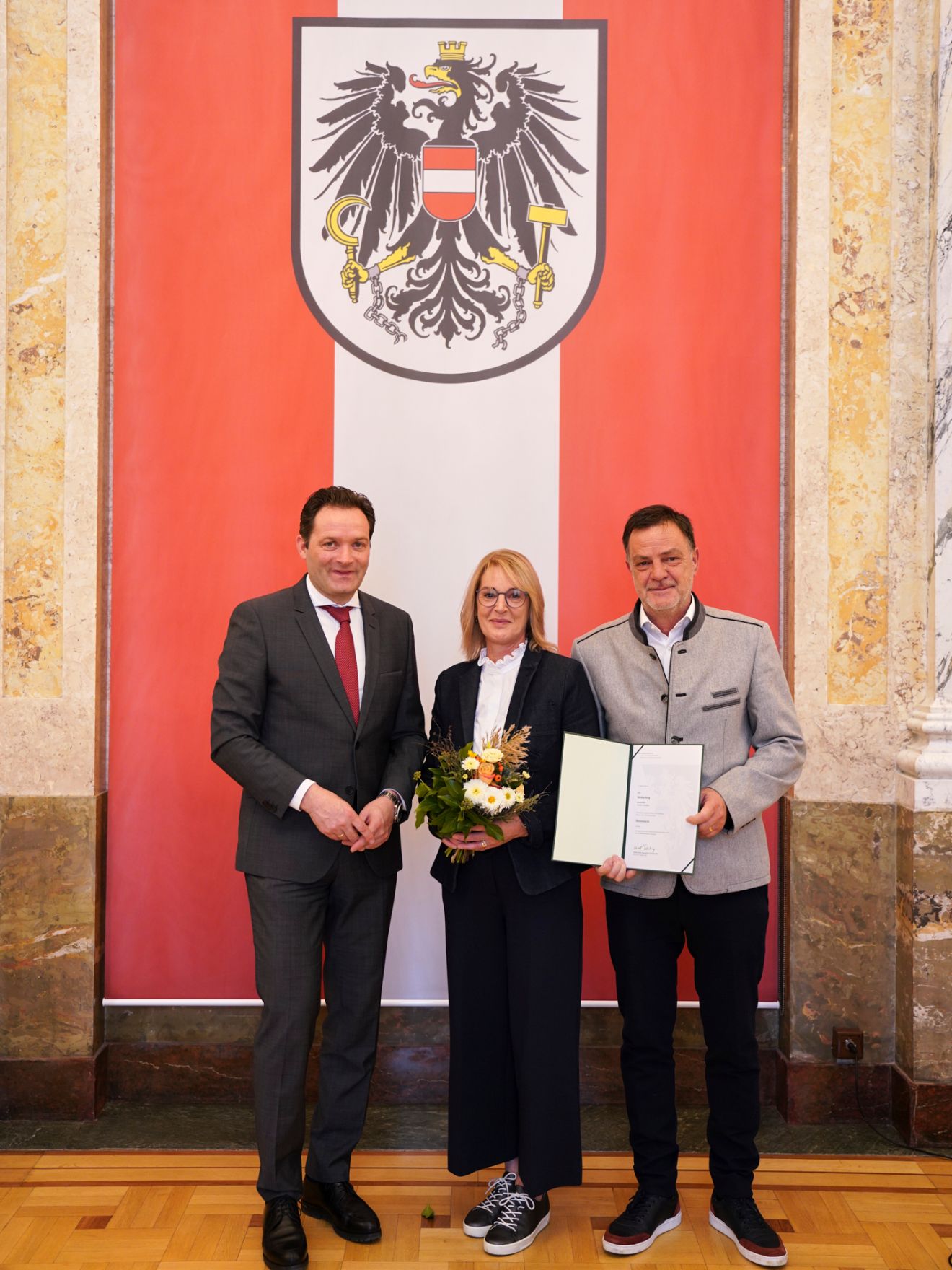 moritzscheer_2022-10-24-.MoritzScheer 42.jpg Am 24. Oktober hat Bundesminister Norbert Totschnig im Marmorsaal des Regierungsgebäudes in Wien die Berufstitel Ökonomierat/Ökonomierätin verliehen.