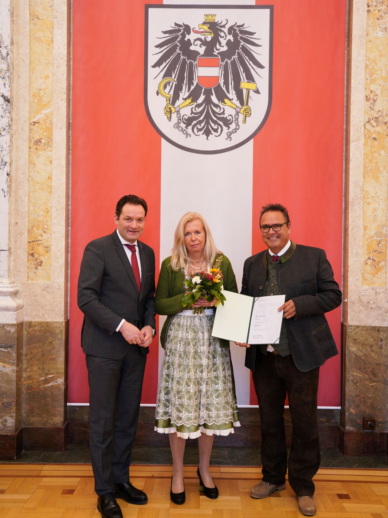 moritzscheer_2022-10-24-.MoritzScheer 46.jpg Am 24. Oktober hat Bundesminister Norbert Totschnig im Marmorsaal des Regierungsgebäudes in Wien die Berufstitel Ökonomierat/Ökonomierätin verliehen.