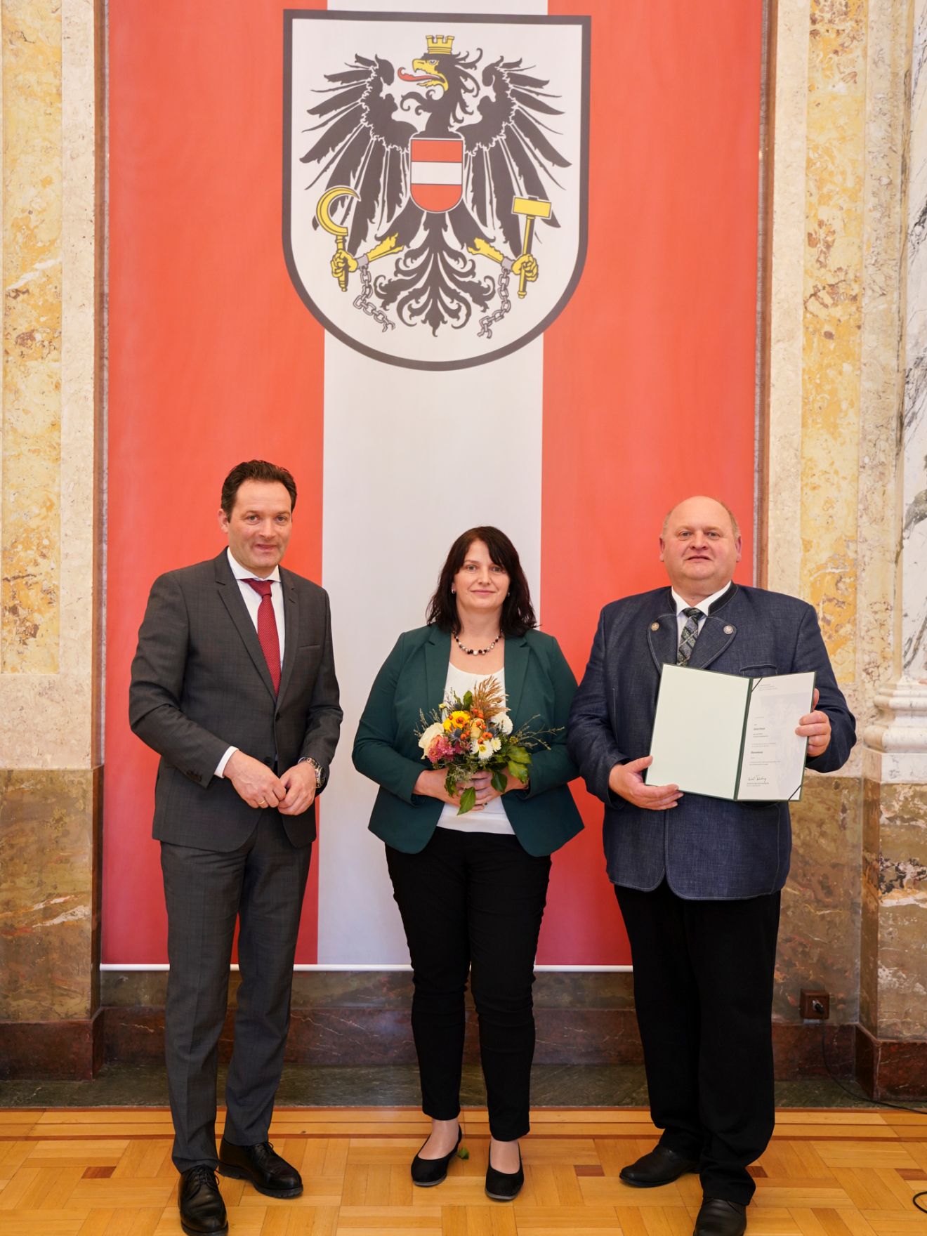 moritzscheer_2022-10-24-.MoritzScheer 51.jpg Am 24. Oktober hat Bundesminister Norbert Totschnig im Marmorsaal des Regierungsgebäudes in Wien die Berufstitel Ökonomierat/Ökonomierätin verliehen.