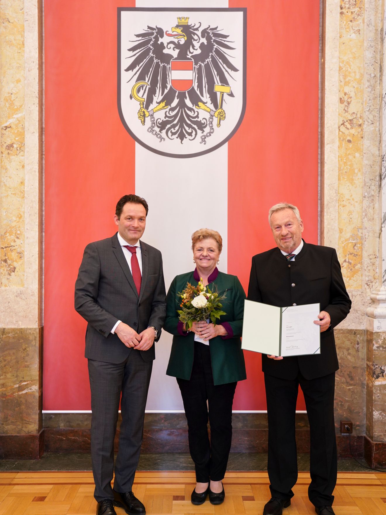 moritzscheer_2022-10-24-.MoritzScheer 54.jpg Am 24. Oktober hat Bundesminister Norbert Totschnig im Marmorsaal des Regierungsgebäudes in Wien die Berufstitel Ökonomierat/Ökonomierätin verliehen.