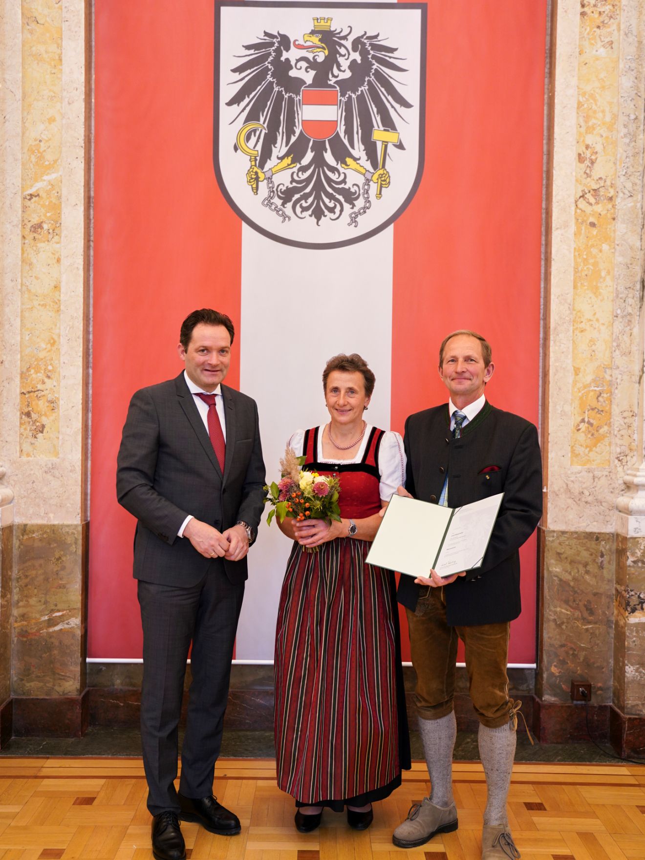 Am 24. Oktober hat Bundesminister Norbert Totschnig im Marmorsaal des Regierungsgeb&auml;udes in Wien die Berufstitel &Ouml;konomierat/&Ouml;konomier&auml;tin verliehen.