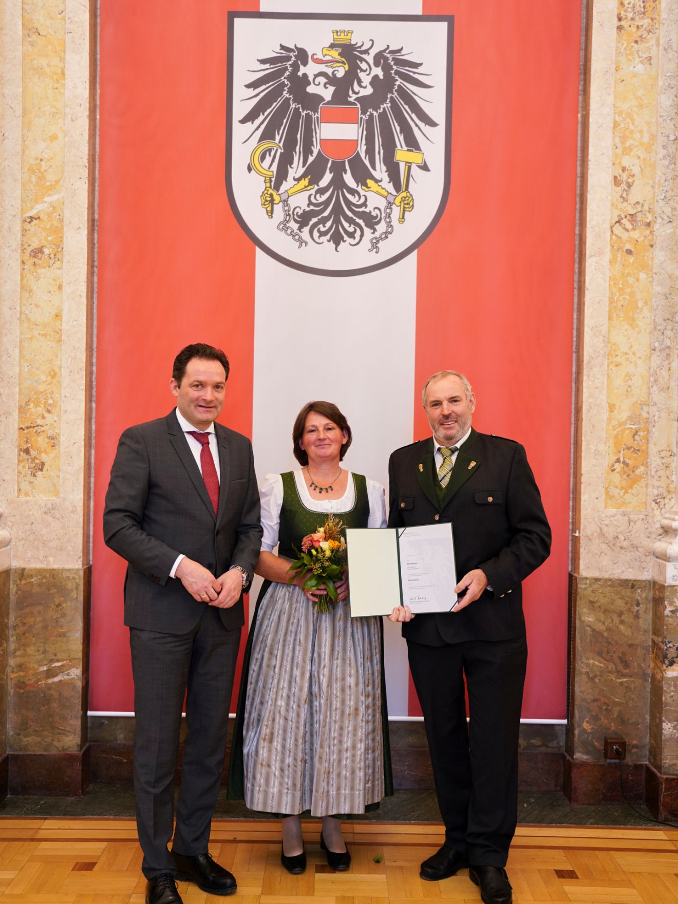 moritzscheer_2022-10-24-.MoritzScheer 60.jpg Am 24. Oktober hat Bundesminister Norbert Totschnig im Marmorsaal des Regierungsgebäudes in Wien die Berufstitel Ökonomierat/Ökonomierätin verliehen.