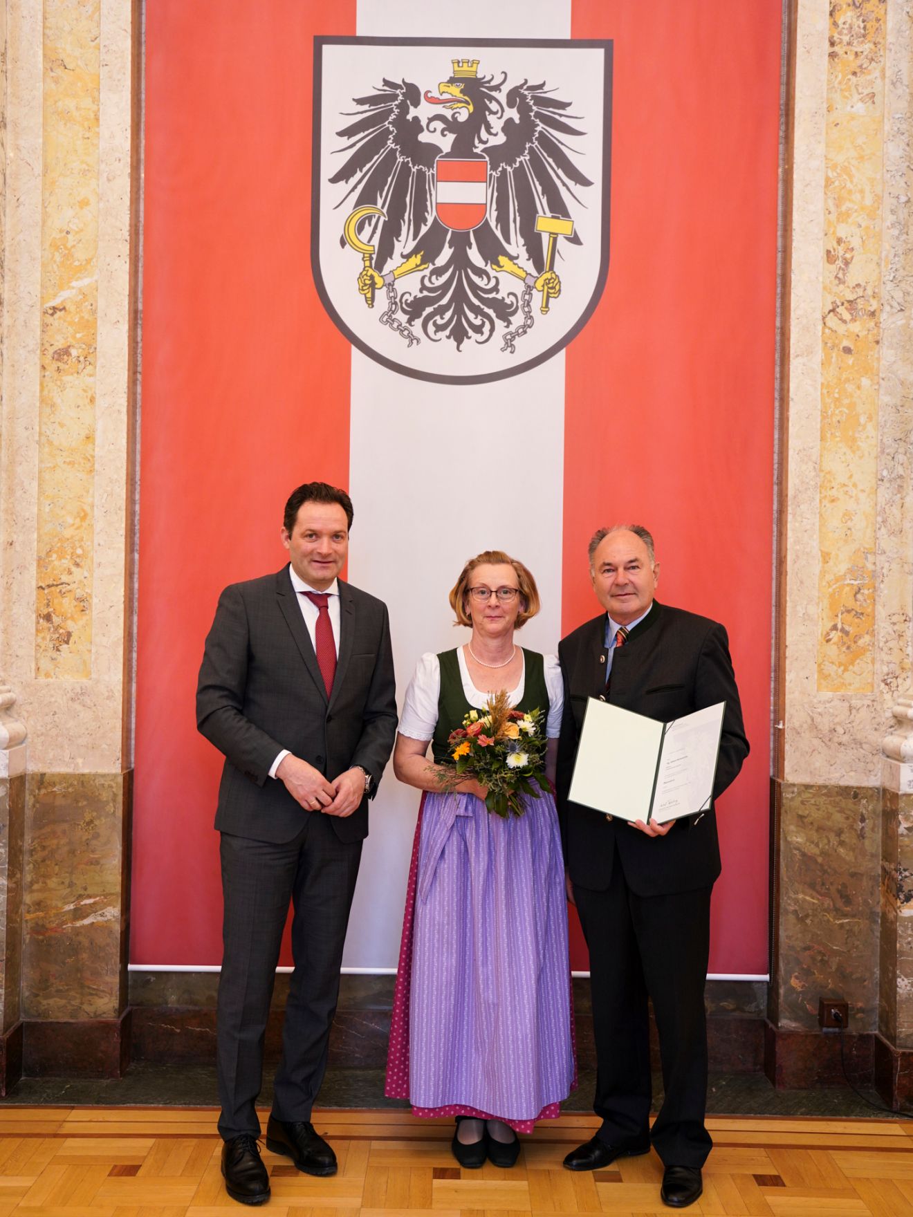 moritzscheer_2022-10-24-.MoritzScheer 63.jpg Am 24. Oktober hat Bundesminister Norbert Totschnig im Marmorsaal des Regierungsgebäudes in Wien die Berufstitel Ökonomierat/Ökonomierätin verliehen.