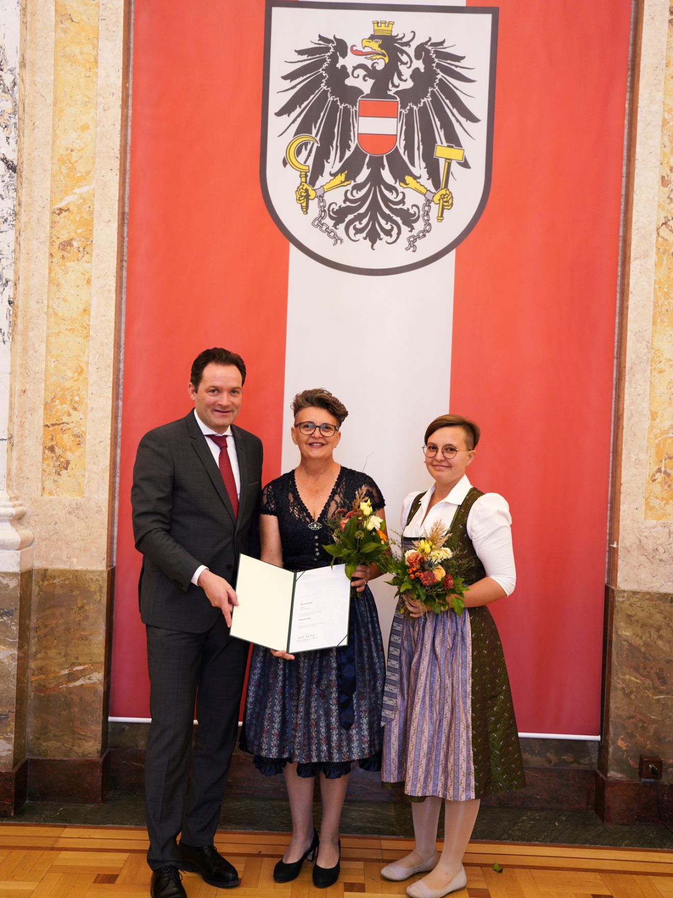 Am 24. Oktober hat Bundesminister Norbert Totschnig im Marmorsaal des Regierungsgeb&auml;udes in Wien die Berufstitel &Ouml;konomierat/&Ouml;konomier&auml;tin verliehen.