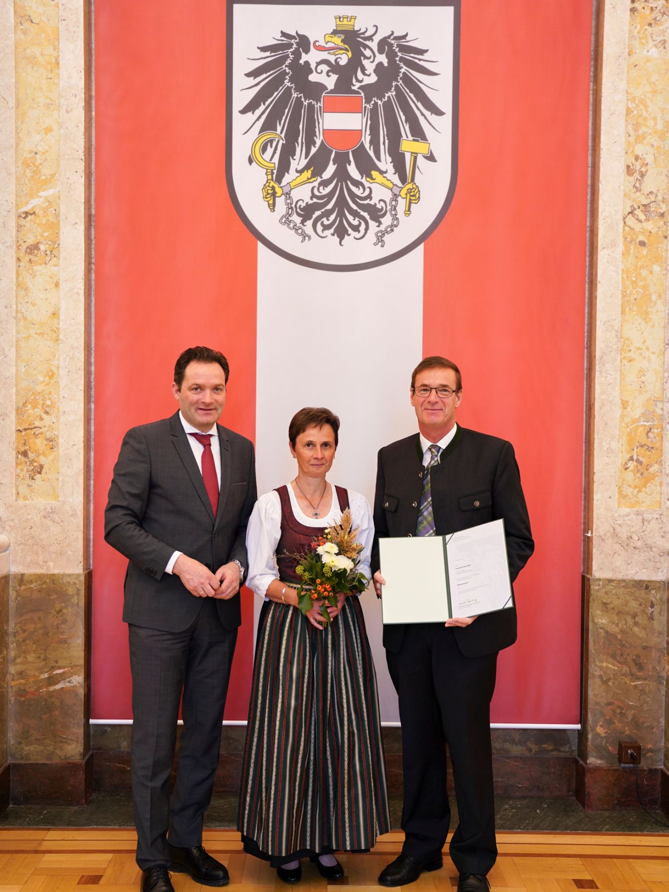 Am 24. Oktober hat Bundesminister Norbert Totschnig im Marmorsaal des Regierungsgeb&auml;udes in Wien die Berufstitel &Ouml;konomierat/&Ouml;konomier&auml;tin verliehen.