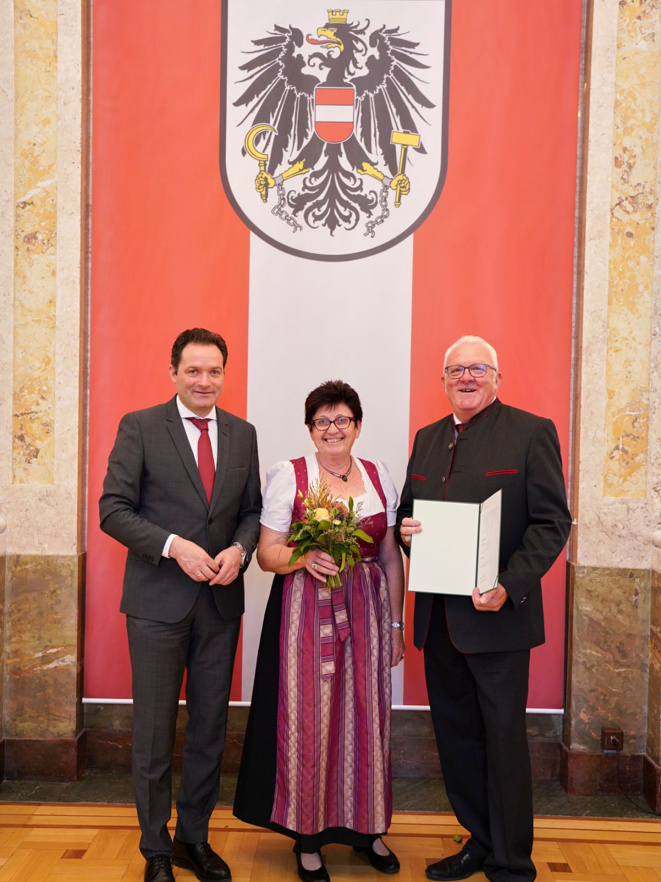 Am 24. Oktober hat Bundesminister Norbert Totschnig im Marmorsaal des Regierungsgeb&auml;udes in Wien die Berufstitel &Ouml;konomierat/&Ouml;konomier&auml;tin verliehen.