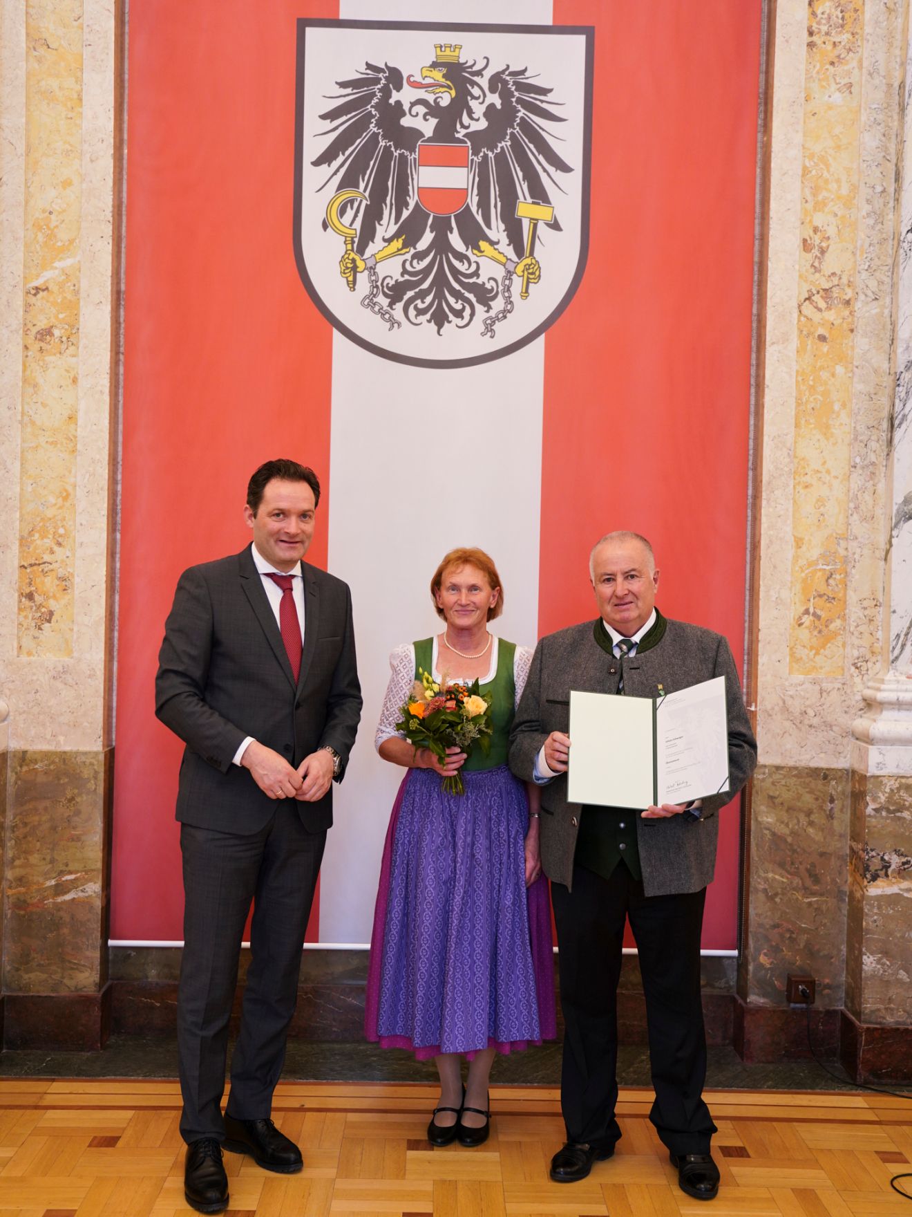 Am 24. Oktober hat Bundesminister Norbert Totschnig im Marmorsaal des Regierungsgeb&auml;udes in Wien die Berufstitel &Ouml;konomierat/&Ouml;konomier&auml;tin verliehen.